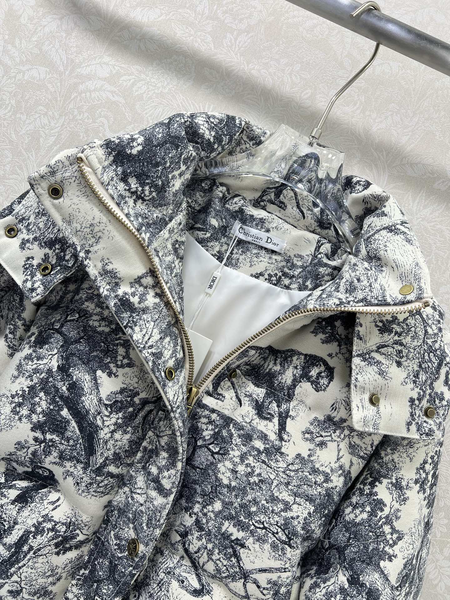 🔥🔥dio*25新款羽绒服 90白鸭绒 经典丛林动物老虎🐅图案 可拆卸连帽设计 定制五金 打造视觉层次感
