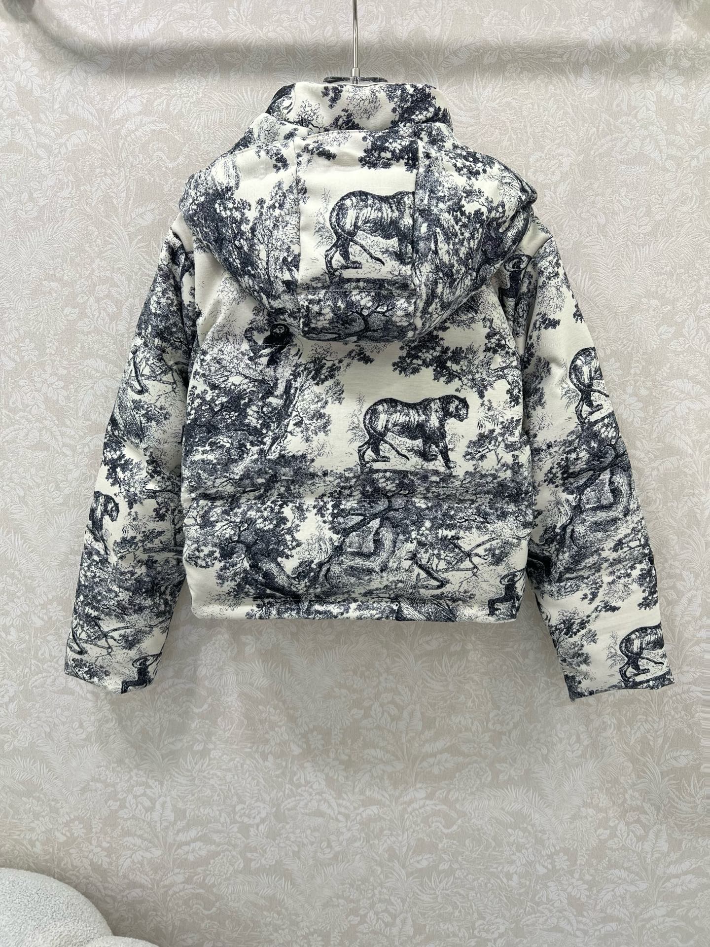🔥🔥dio*25新款羽绒服 90白鸭绒 经典丛林动物老虎🐅图案 可拆卸连帽设计 定制五金 打造视觉层次感
