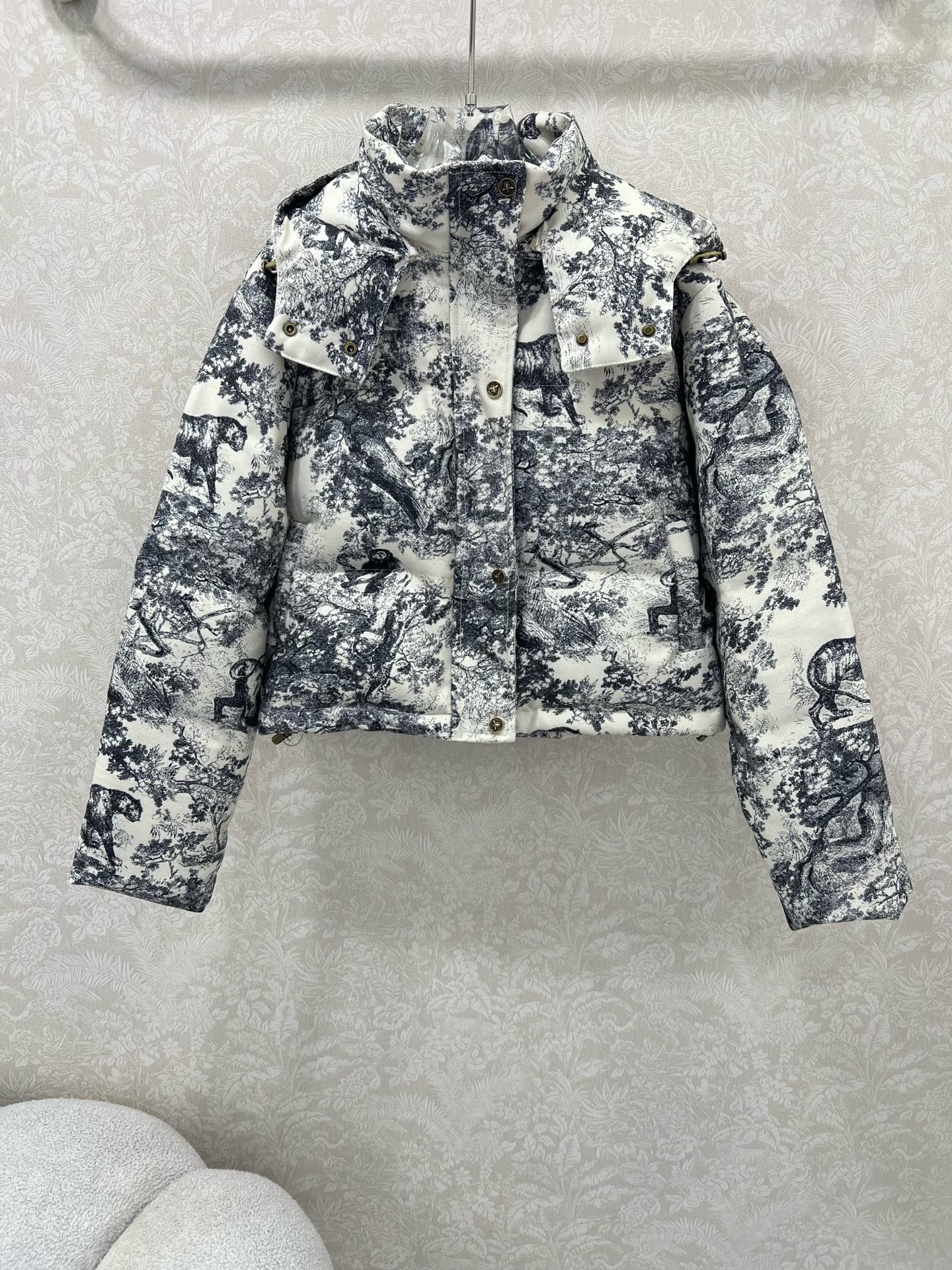 🔥🔥dio*25新款羽绒服 90白鸭绒 经典丛林动物老虎🐅图案 可拆卸连帽设计 定制五金 打造视觉层次感