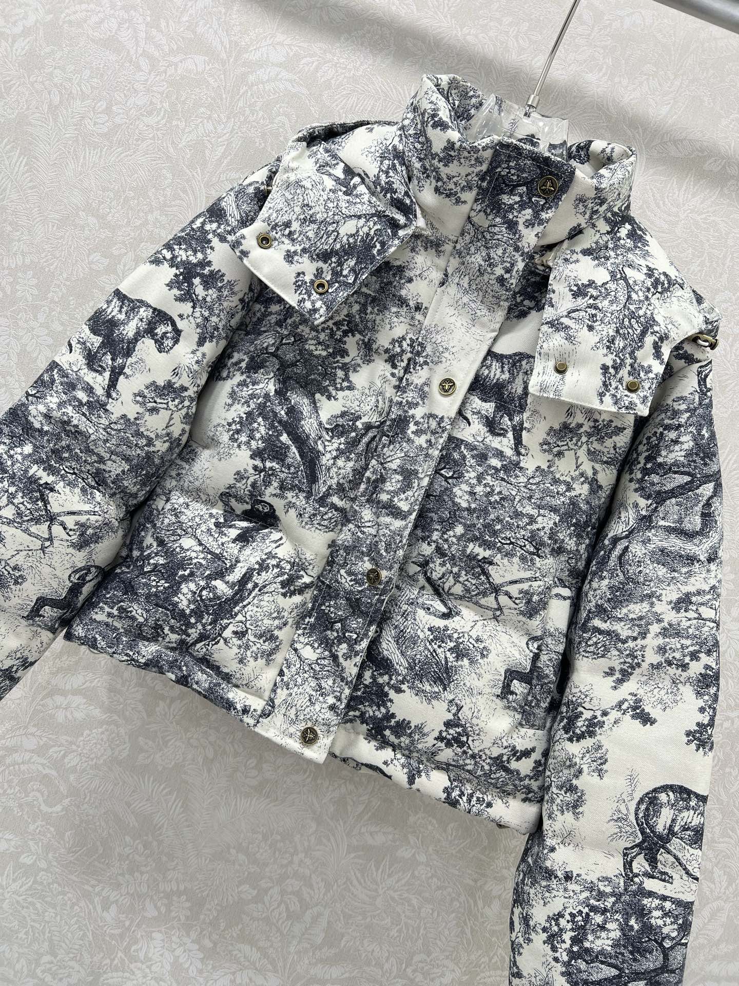 🔥🔥dio*25新款羽绒服 90白鸭绒 经典丛林动物老虎🐅图案 可拆卸连帽设计 定制五金 打造视觉层次感