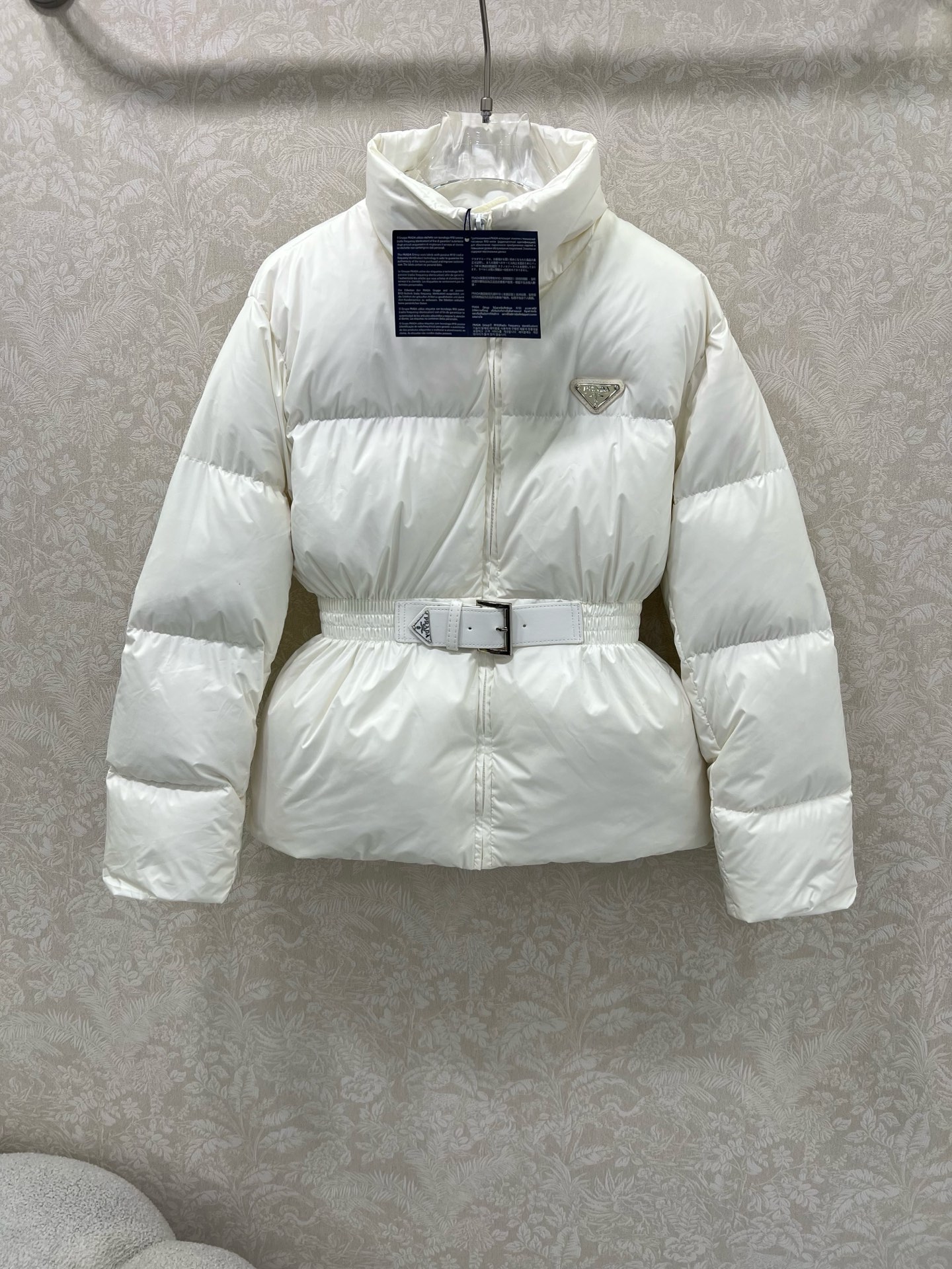 🔥🔥prad*25新款立领皮带束腰羽绒外套 不挑个子的中长款立体剪裁 搭扣松紧收腰版型 上身时髦又帅气 