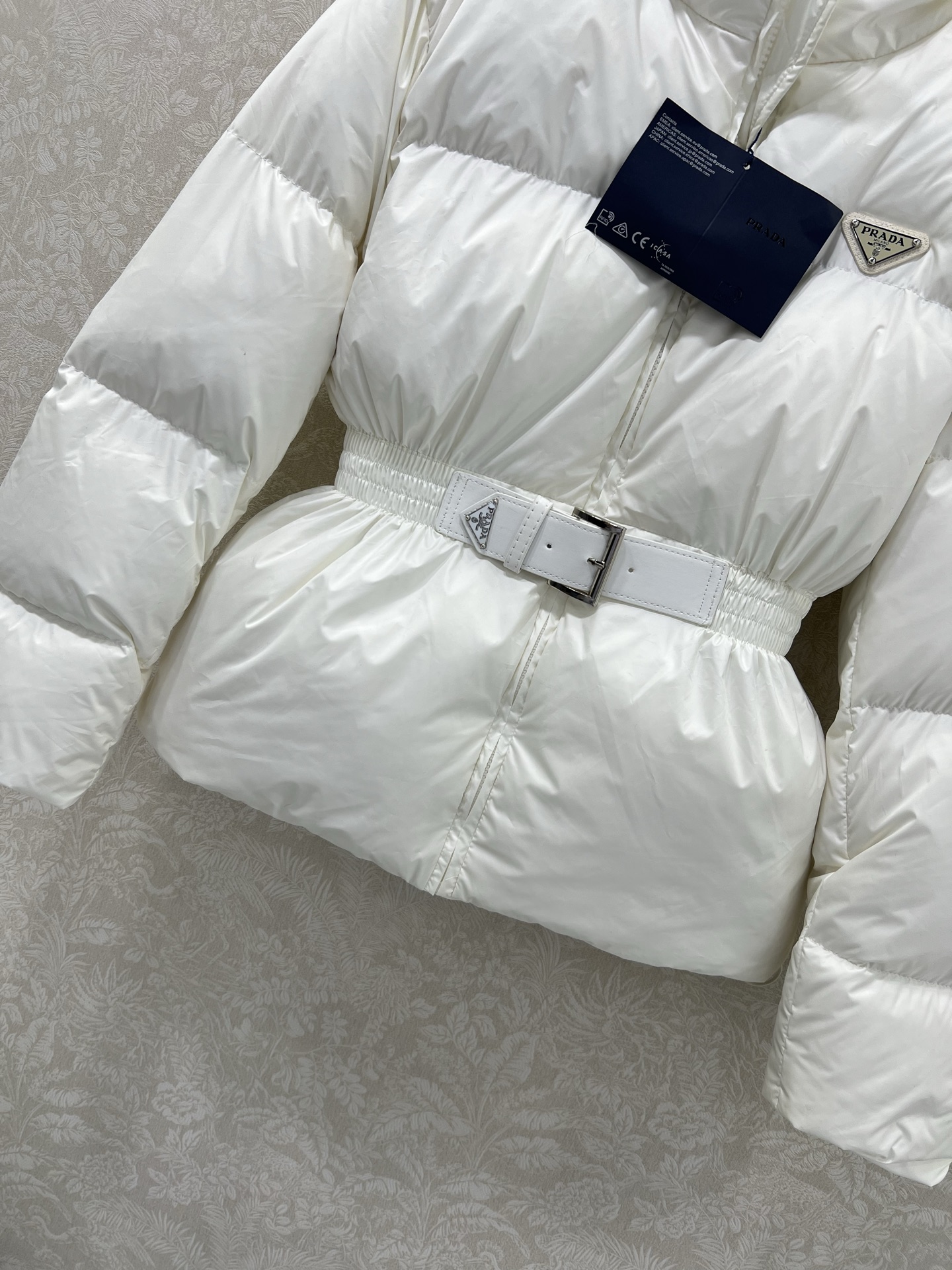 🔥🔥prad*25新款立领皮带束腰羽绒外套 不挑个子的中长款立体剪裁 搭扣松紧收腰版型 上身时髦又帅气 