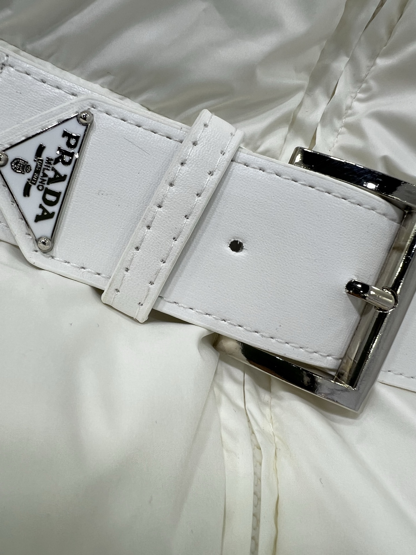 🔥🔥prad*25新款立领皮带束腰羽绒外套 不挑个子的中长款立体剪裁 搭扣松紧收腰版型 上身时髦又帅气 