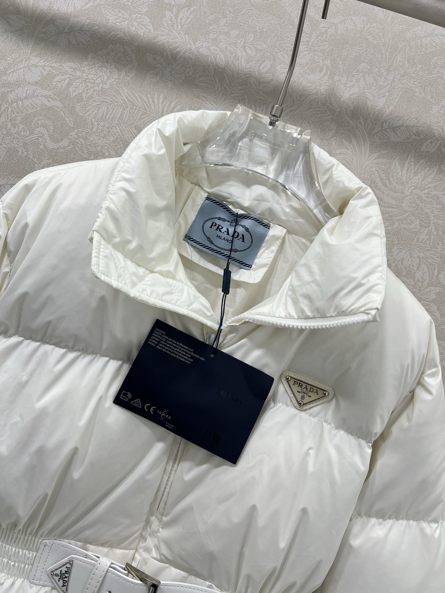 🔥🔥prad*25新款立领皮带束腰羽绒外套 不挑个子的中长款立体剪裁 搭扣松紧收腰版型 上身时髦又帅气 