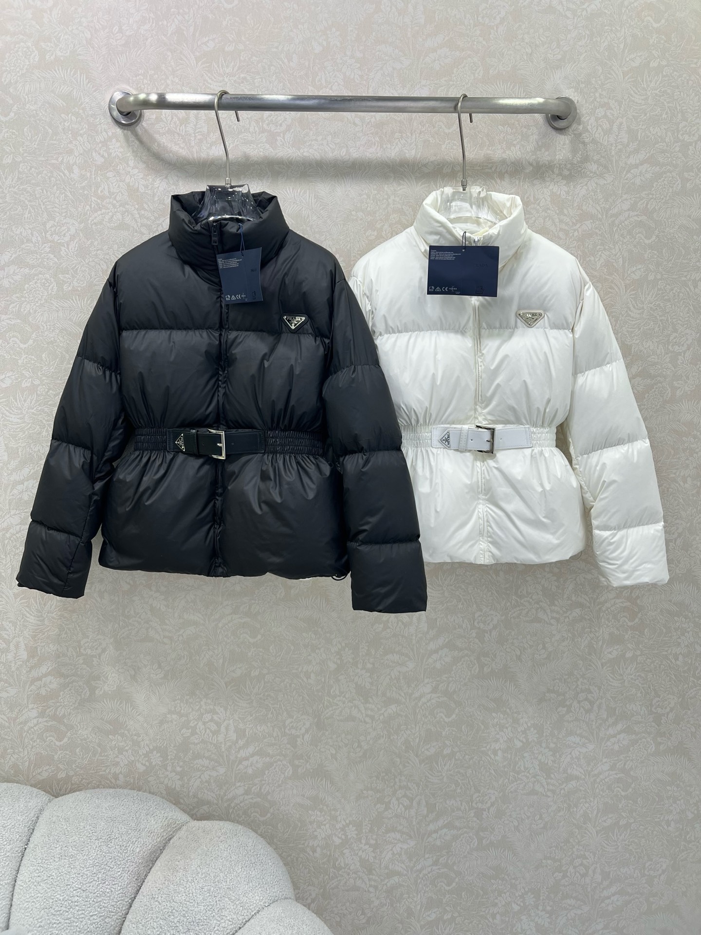 🔥🔥prad*25新款立领皮带束腰羽绒外套 不挑个子的中长款立体剪裁 搭扣松紧收腰版型 上身时髦又帅气 