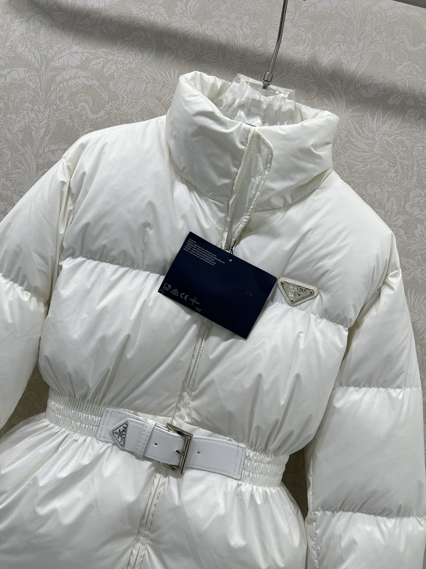 🔥🔥prad*25新款立领皮带束腰羽绒外套 不挑个子的中长款立体剪裁 搭扣松紧收腰版型 上身时髦又帅气 