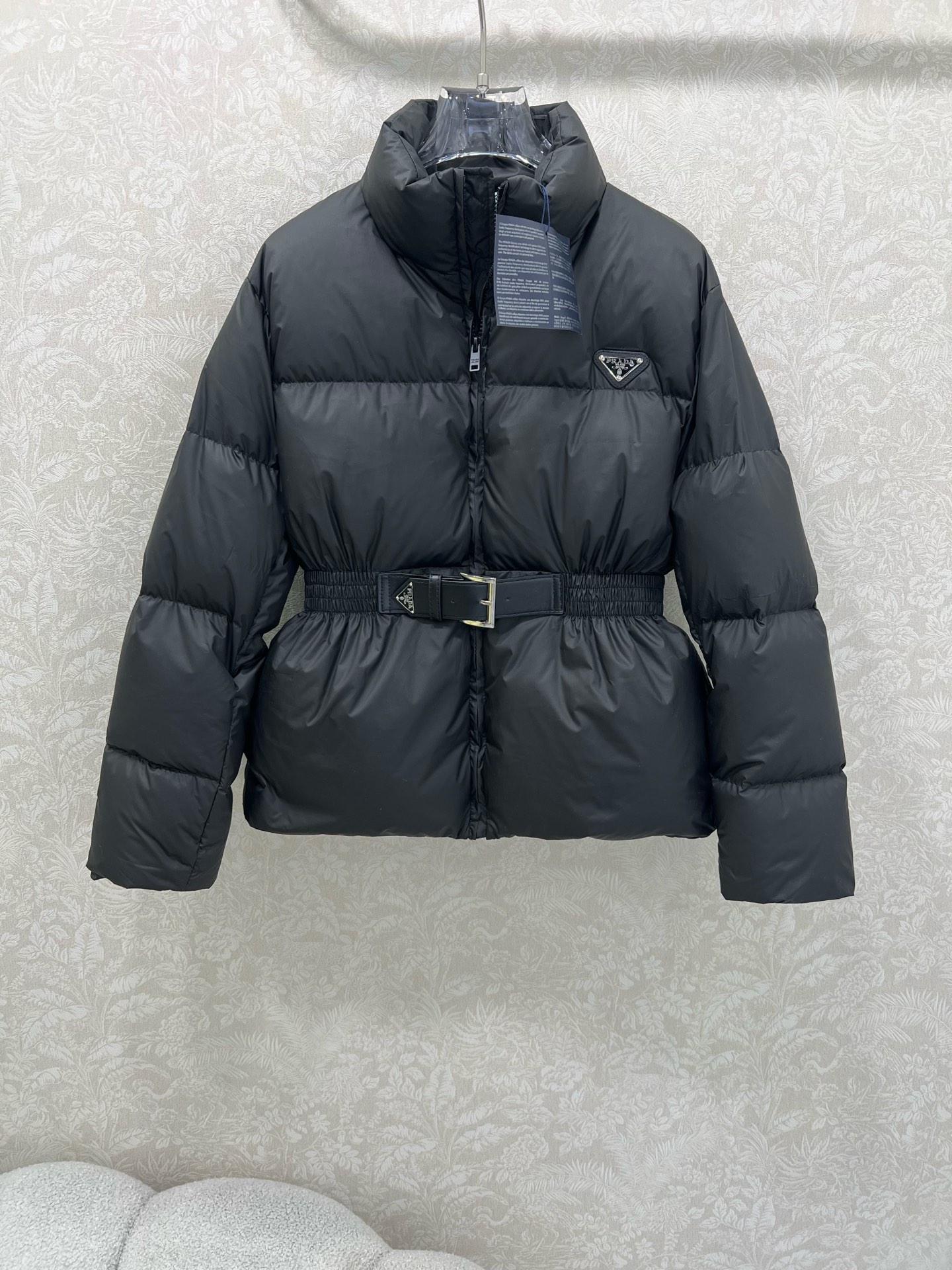 🔥🔥prad*25新款立领皮带束腰羽绒外套 不挑个子的中长款立体剪裁 搭扣松紧收腰版型 上身时髦又帅气 