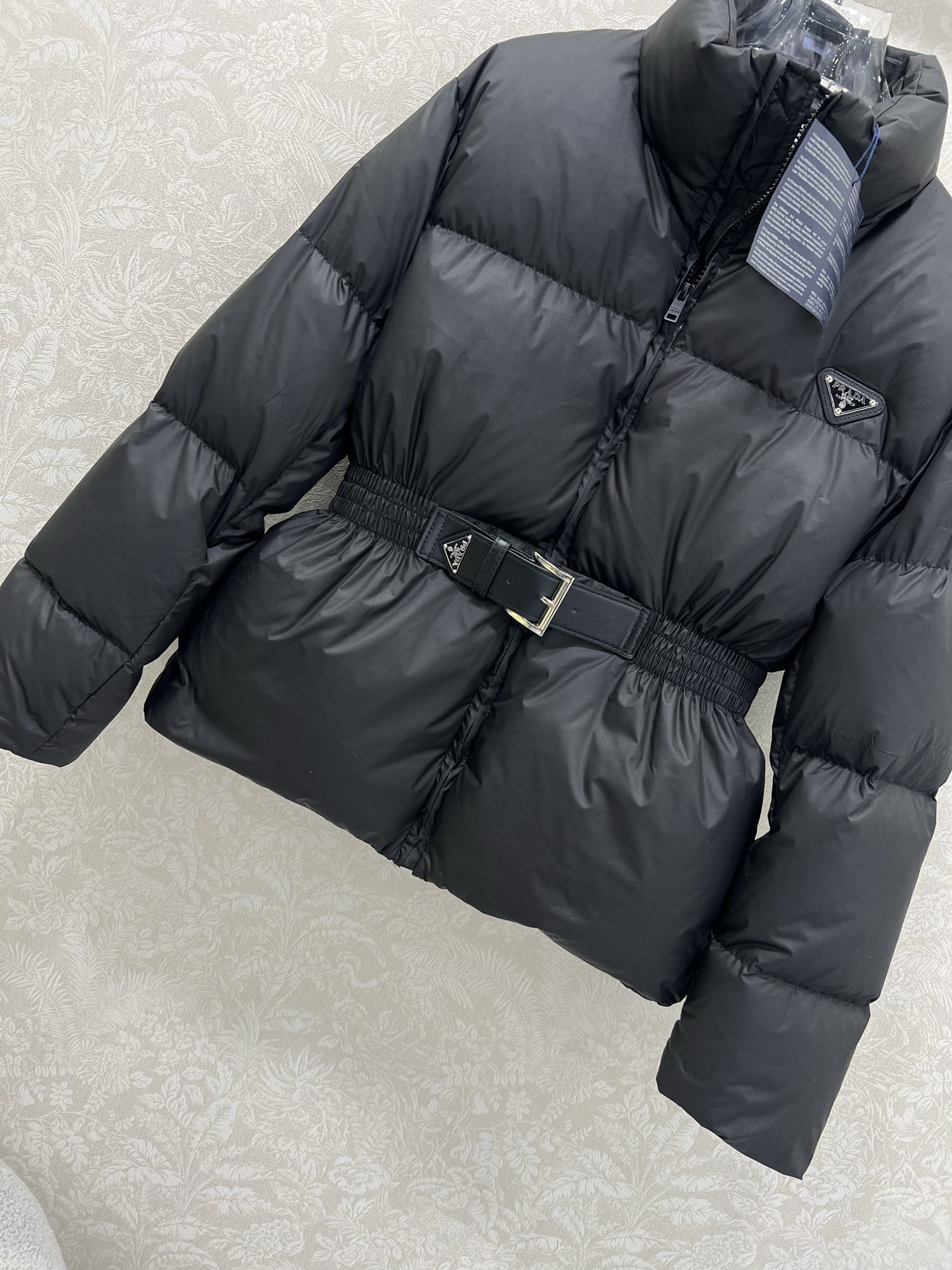 🔥🔥prad*25新款立领皮带束腰羽绒外套 不挑个子的中长款立体剪裁 搭扣松紧收腰版型 上身时髦又帅气 