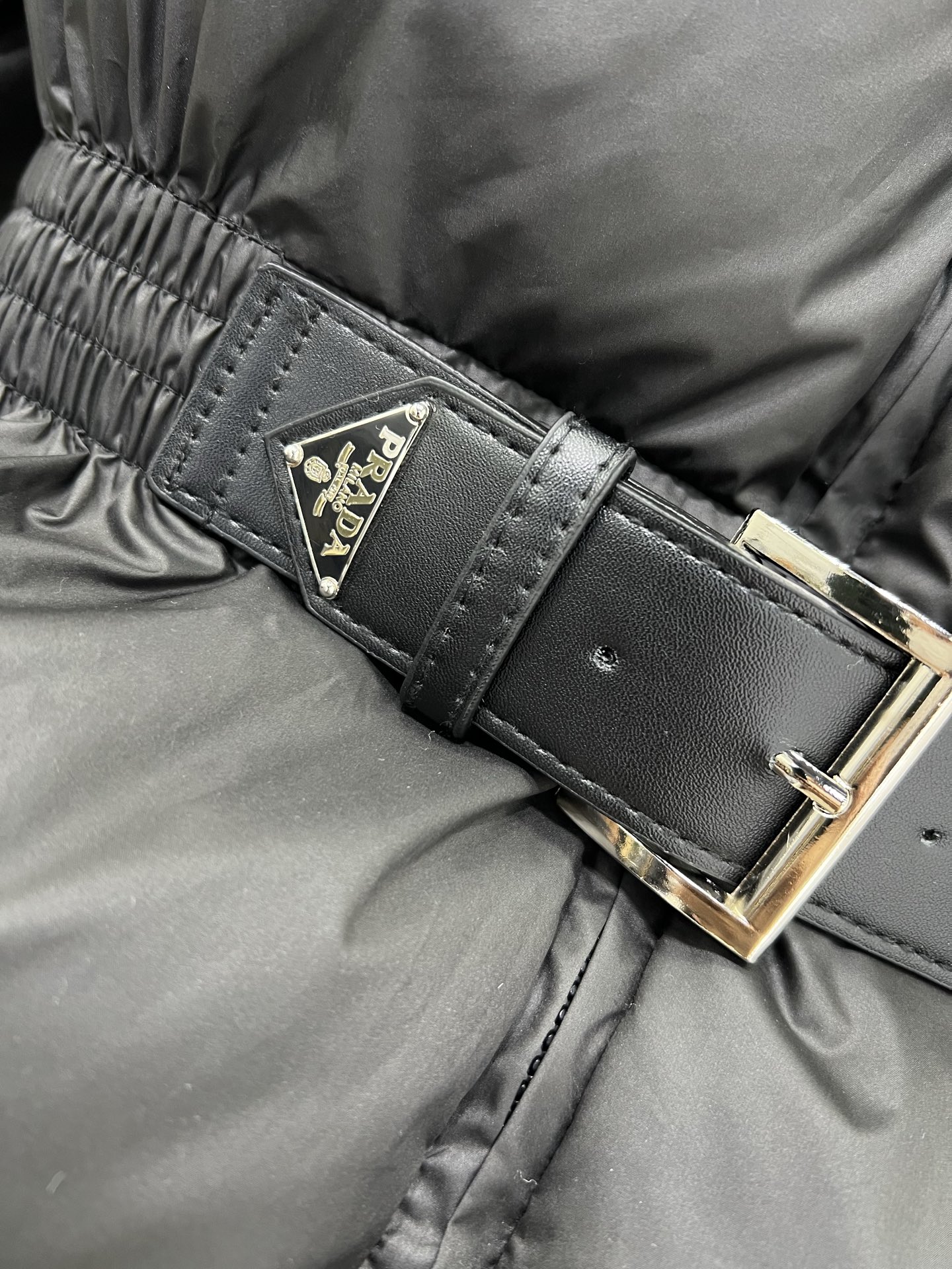 🔥🔥prad*25新款立领皮带束腰羽绒外套 不挑个子的中长款立体剪裁 搭扣松紧收腰版型 上身时髦又帅气 