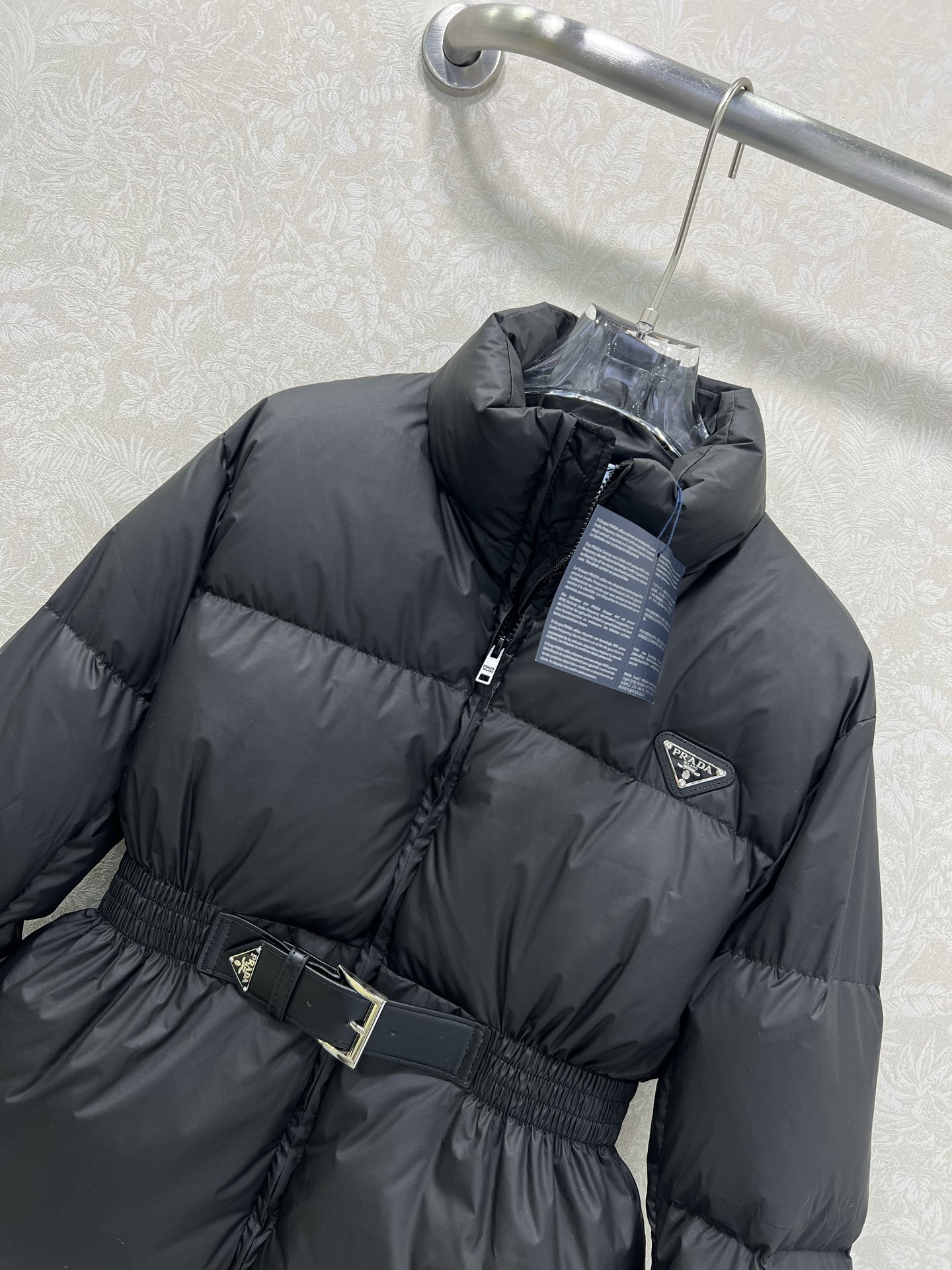 🔥🔥prad*25新款立领皮带束腰羽绒外套 不挑个子的中长款立体剪裁 搭扣松紧收腰版型 上身时髦又帅气 