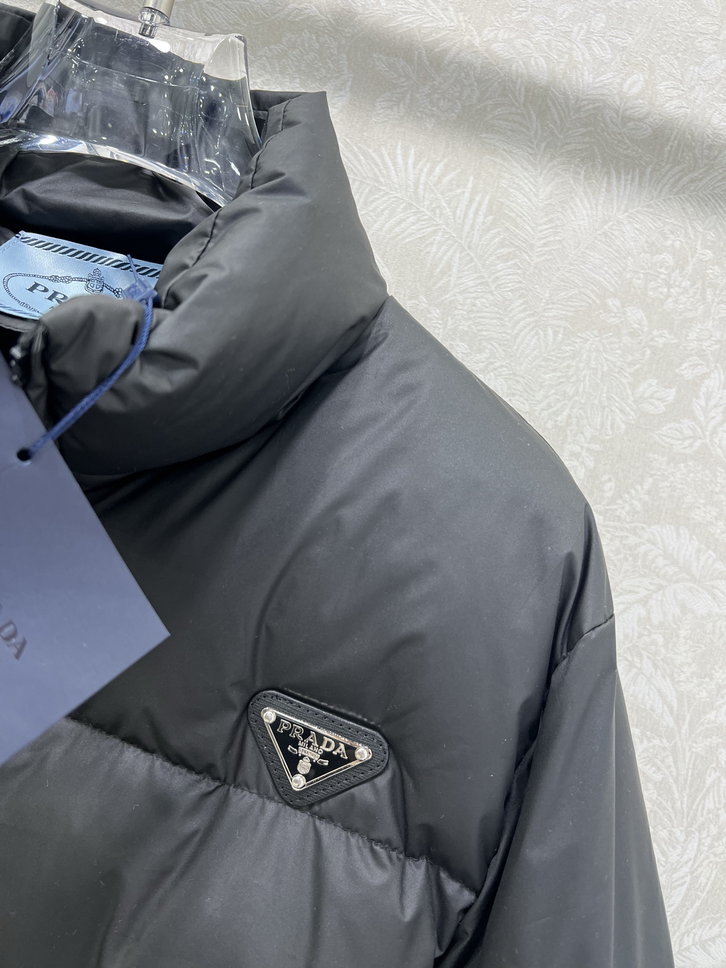 🔥🔥prad*25新款立领皮带束腰羽绒外套 不挑个子的中长款立体剪裁 搭扣松紧收腰版型 上身时髦又帅气 