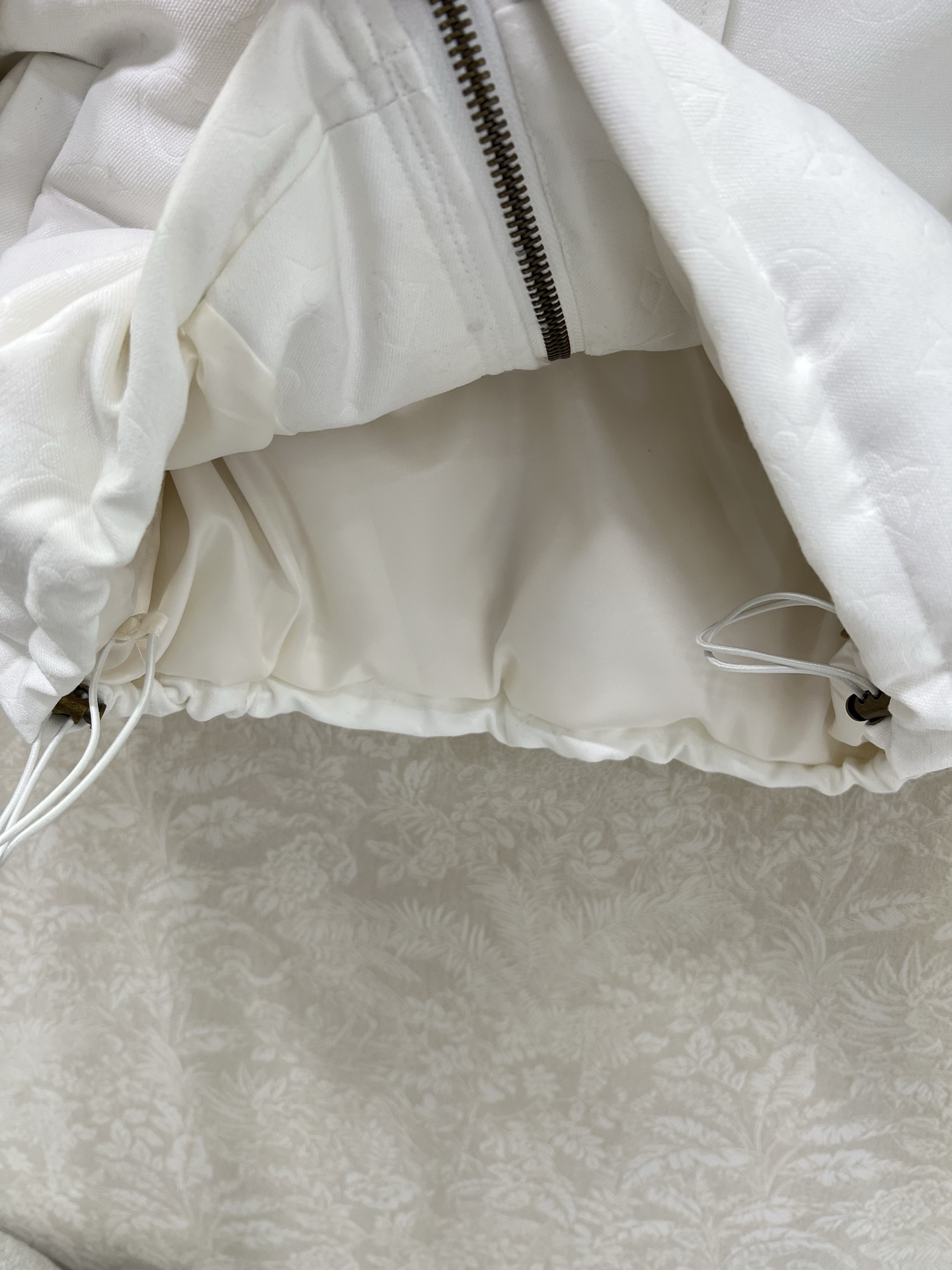 🔥🔥Louis Vuitt*n25新款羽绒服 90白鸭绒暗纹提花面料 可拆卸连帽设计 整件老花打造视觉层