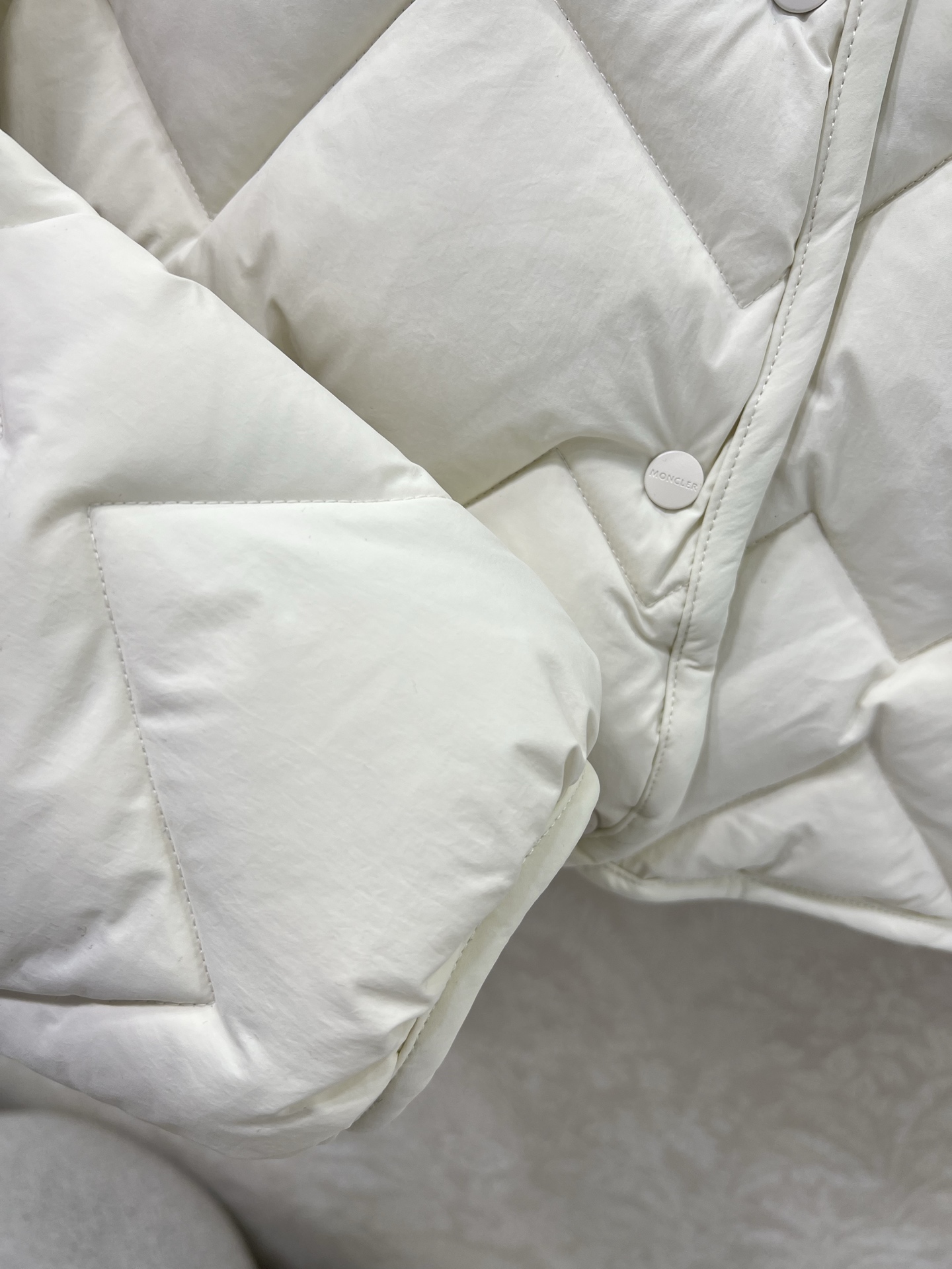 🔥🔥Moncl*r 25FW秋冬新款 三角波纹立领羽绒服外套 Senevee格纹设计爱心短款羽绒服，经典