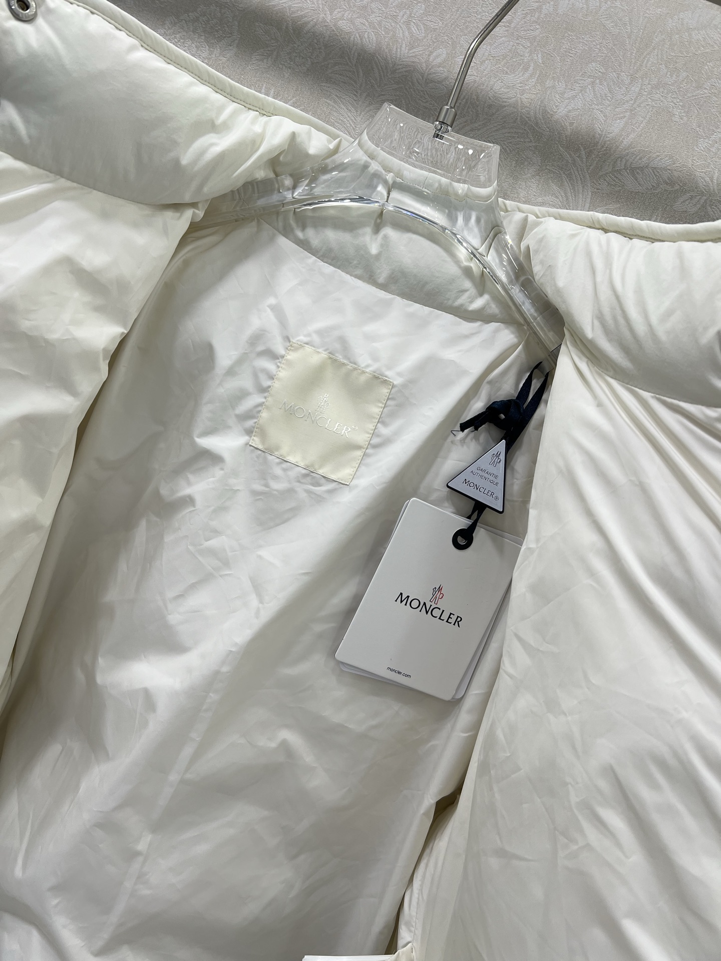 🔥🔥Moncl*r 25FW秋冬新款 三角波纹立领羽绒服外套 Senevee格纹设计爱心短款羽绒服，经典