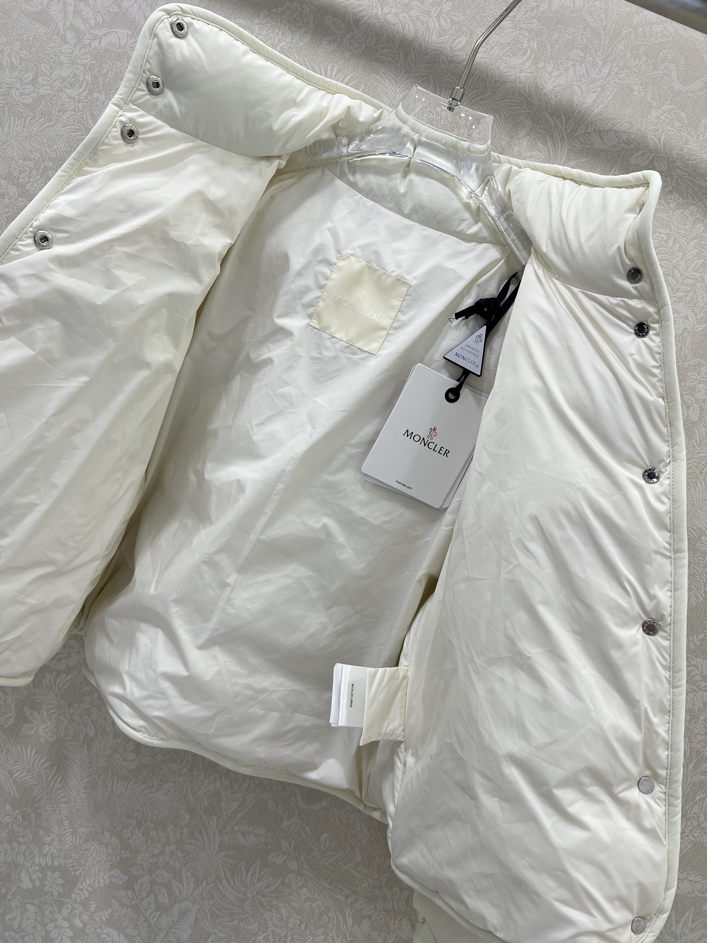 🔥🔥Moncl*r 25FW秋冬新款 三角波纹立领羽绒服外套 Senevee格纹设计爱心短款羽绒服，经典