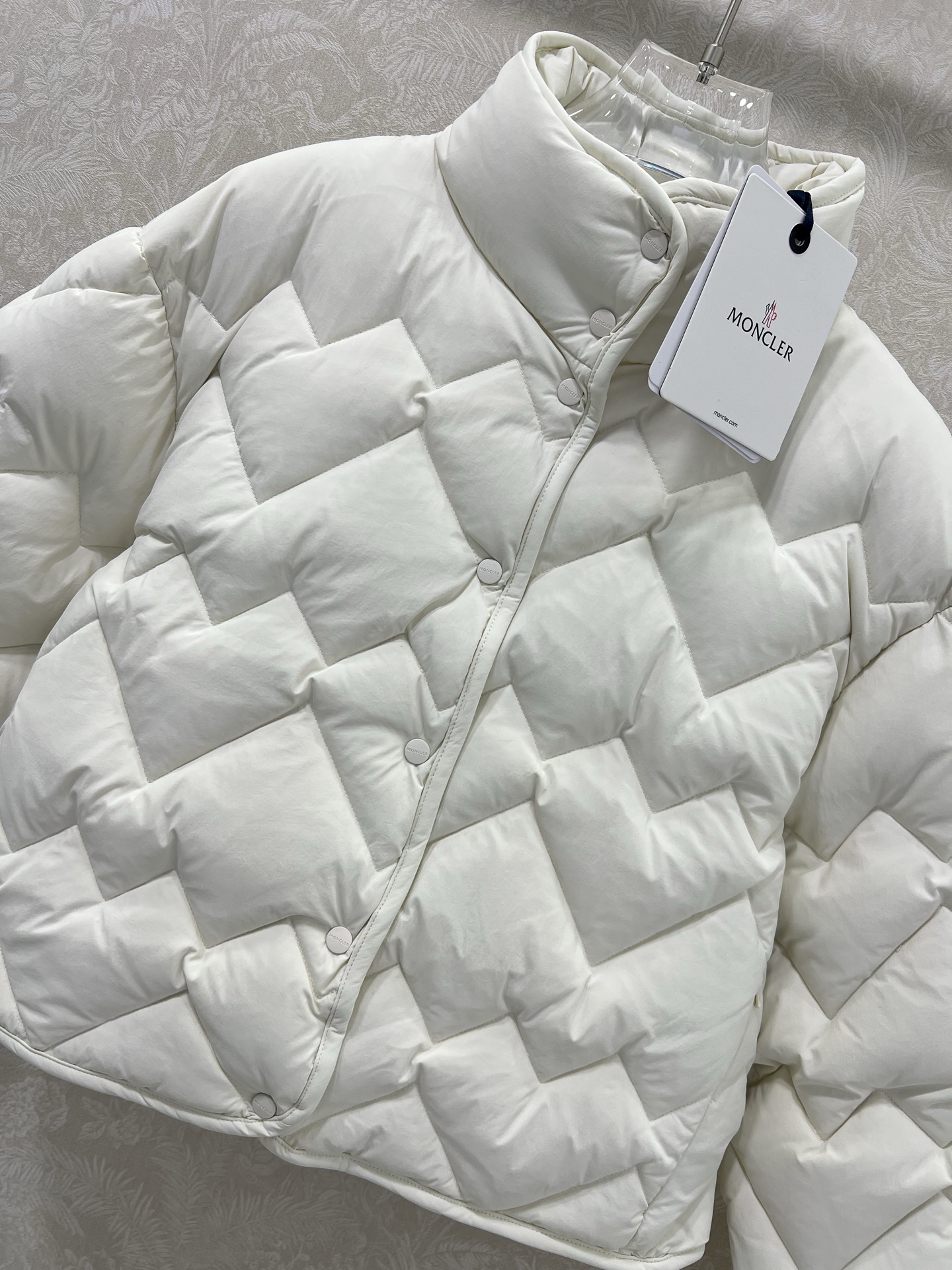 🔥🔥Moncl*r 25FW秋冬新款 三角波纹立领羽绒服外套 Senevee格纹设计爱心短款羽绒服，经典