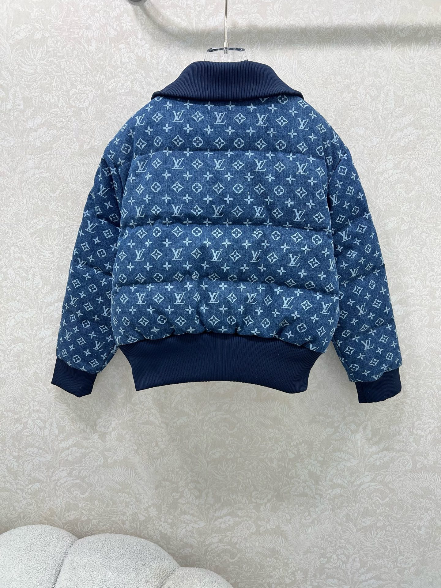 🔥🔥Louis vuitto*25新款螺纹领牛仔丹宁羽绒外套 90白鸭绒 领口袖口下摆均以螺纹针织包边设