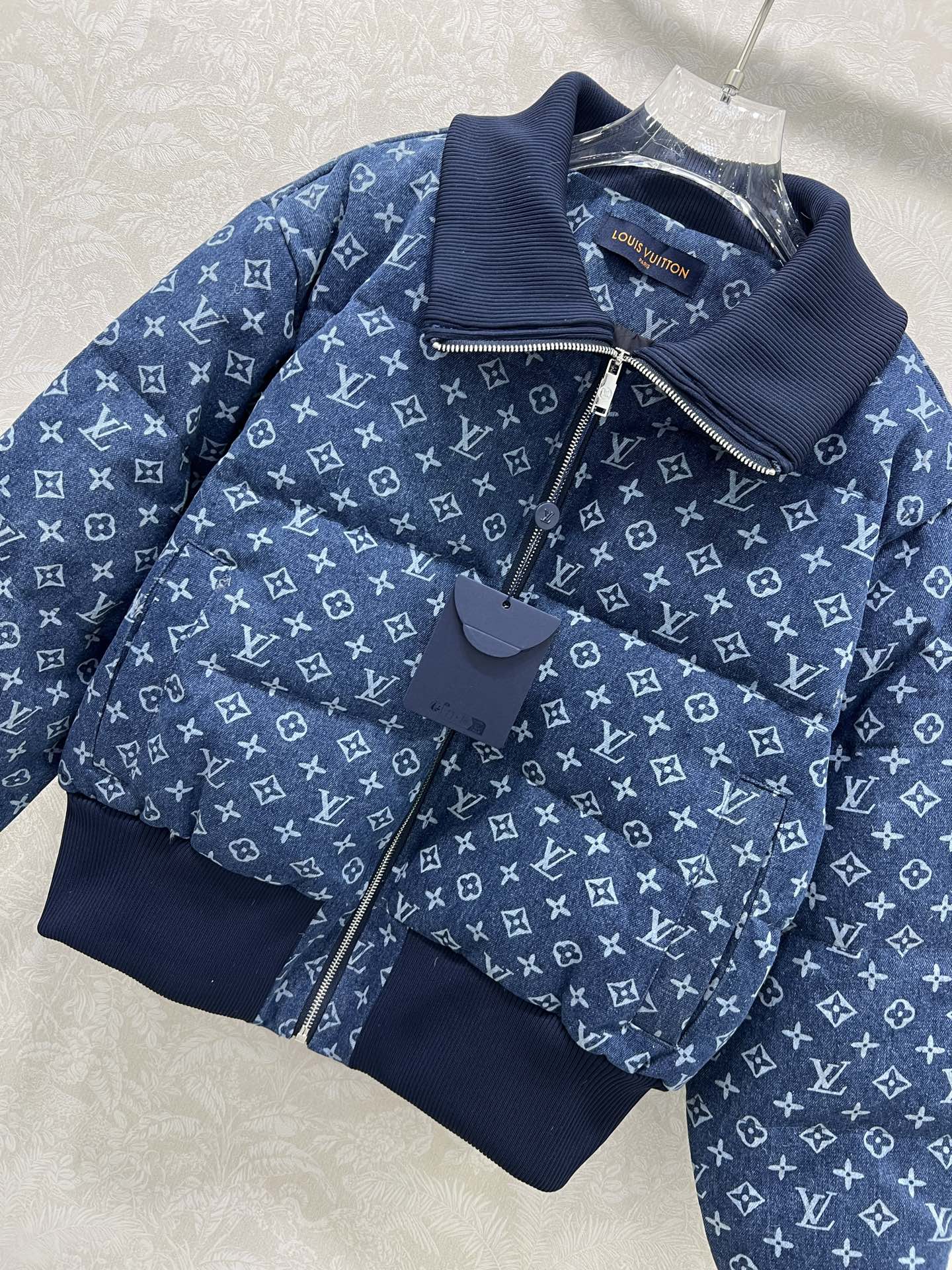 🔥🔥Louis vuitto*25新款螺纹领牛仔丹宁羽绒外套 90白鸭绒 领口袖口下摆均以螺纹针织包边设