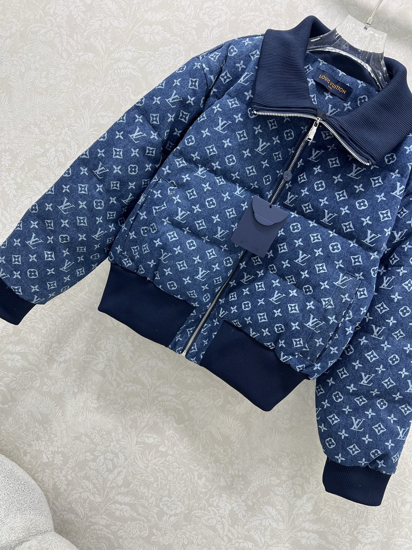 🔥🔥Louis vuitto*25新款螺纹领牛仔丹宁羽绒外套 90白鸭绒 领口袖口下摆均以螺纹针织包边设