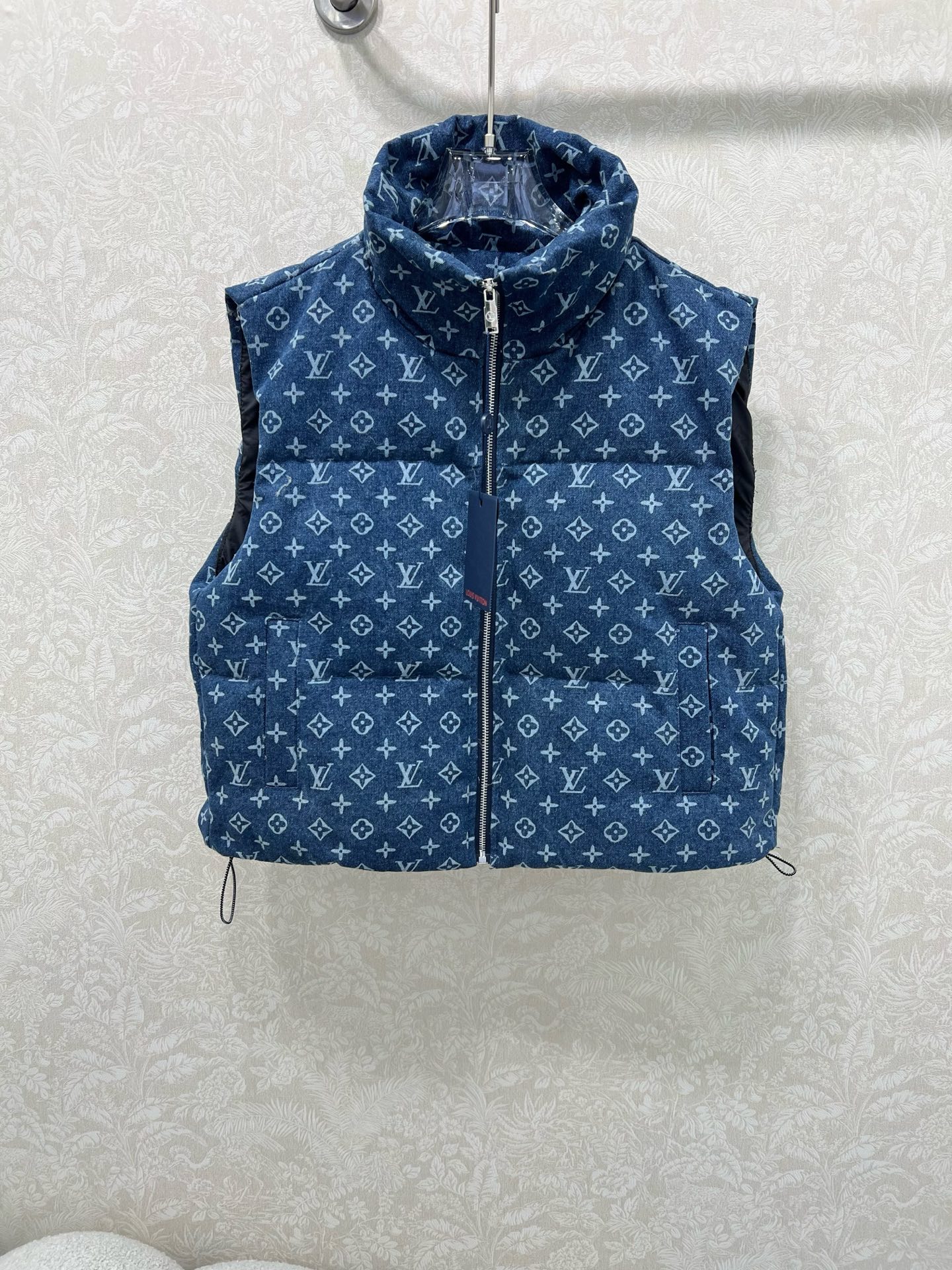 🔥🔥Louis vuitto*25新款牛仔丹宁羽绒马甲 90白鸭绒 立领定制五金扣头 通体牛仔深蓝搭配字