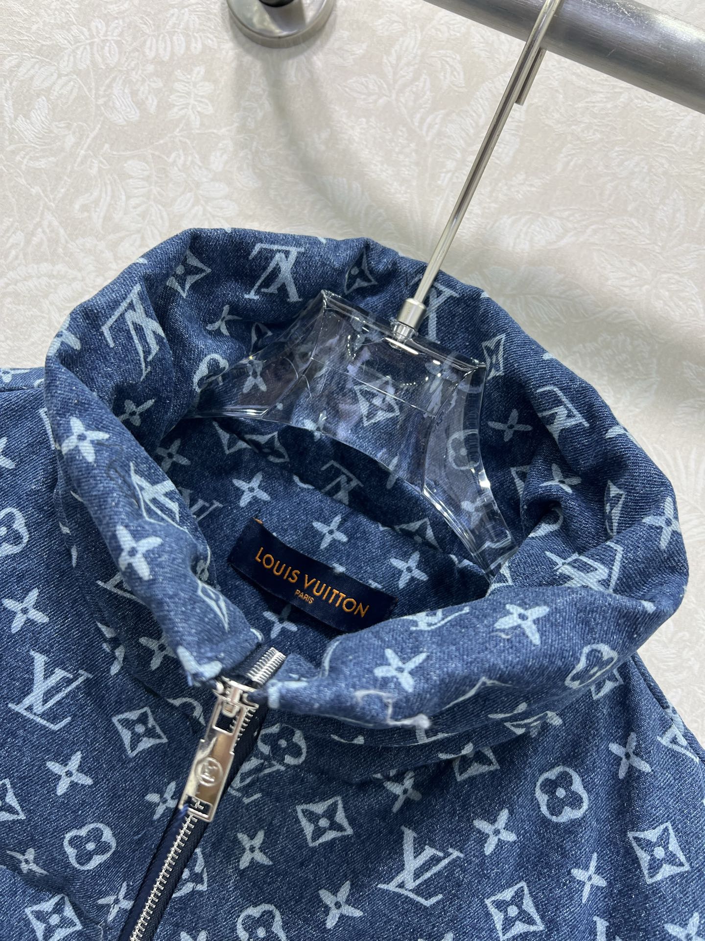 🔥🔥Louis vuitto*25新款牛仔丹宁羽绒马甲 90白鸭绒 立领定制五金扣头 通体牛仔深蓝搭配字