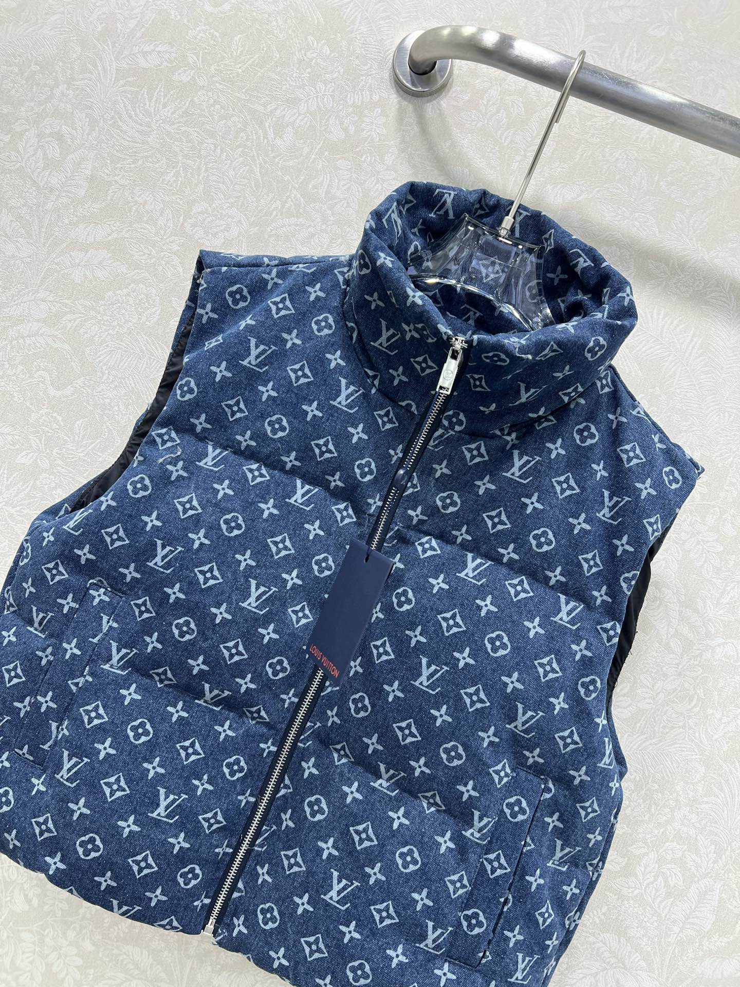 🔥🔥Louis vuitto*25新款牛仔丹宁羽绒马甲 90白鸭绒 立领定制五金扣头 通体牛仔深蓝搭配字