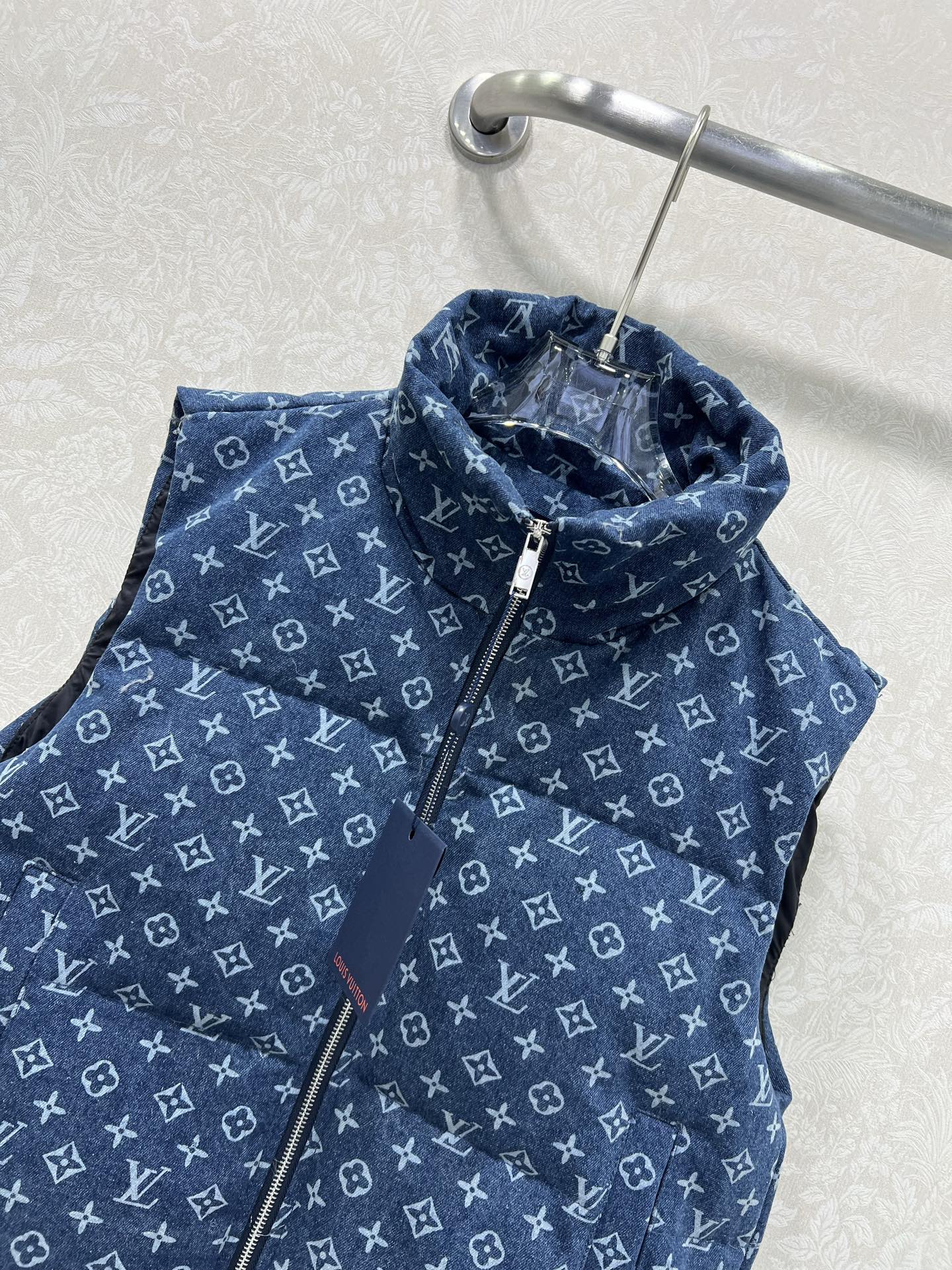 🔥🔥Louis vuitto*25新款牛仔丹宁羽绒马甲 90白鸭绒 立领定制五金扣头 通体牛仔深蓝搭配字