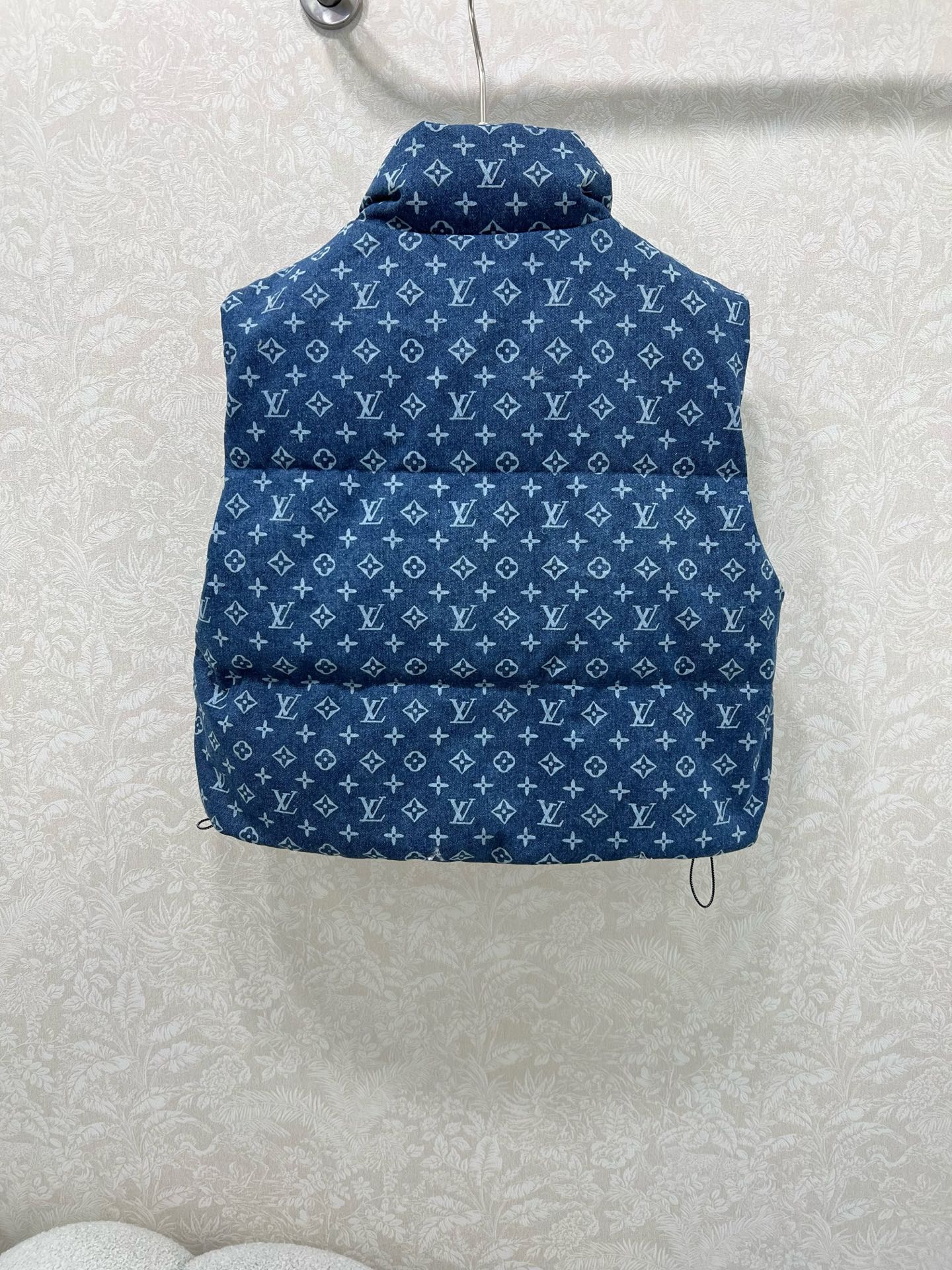 🔥🔥Louis vuitto*25新款牛仔丹宁羽绒马甲 90白鸭绒 立领定制五金扣头 通体牛仔深蓝搭配字