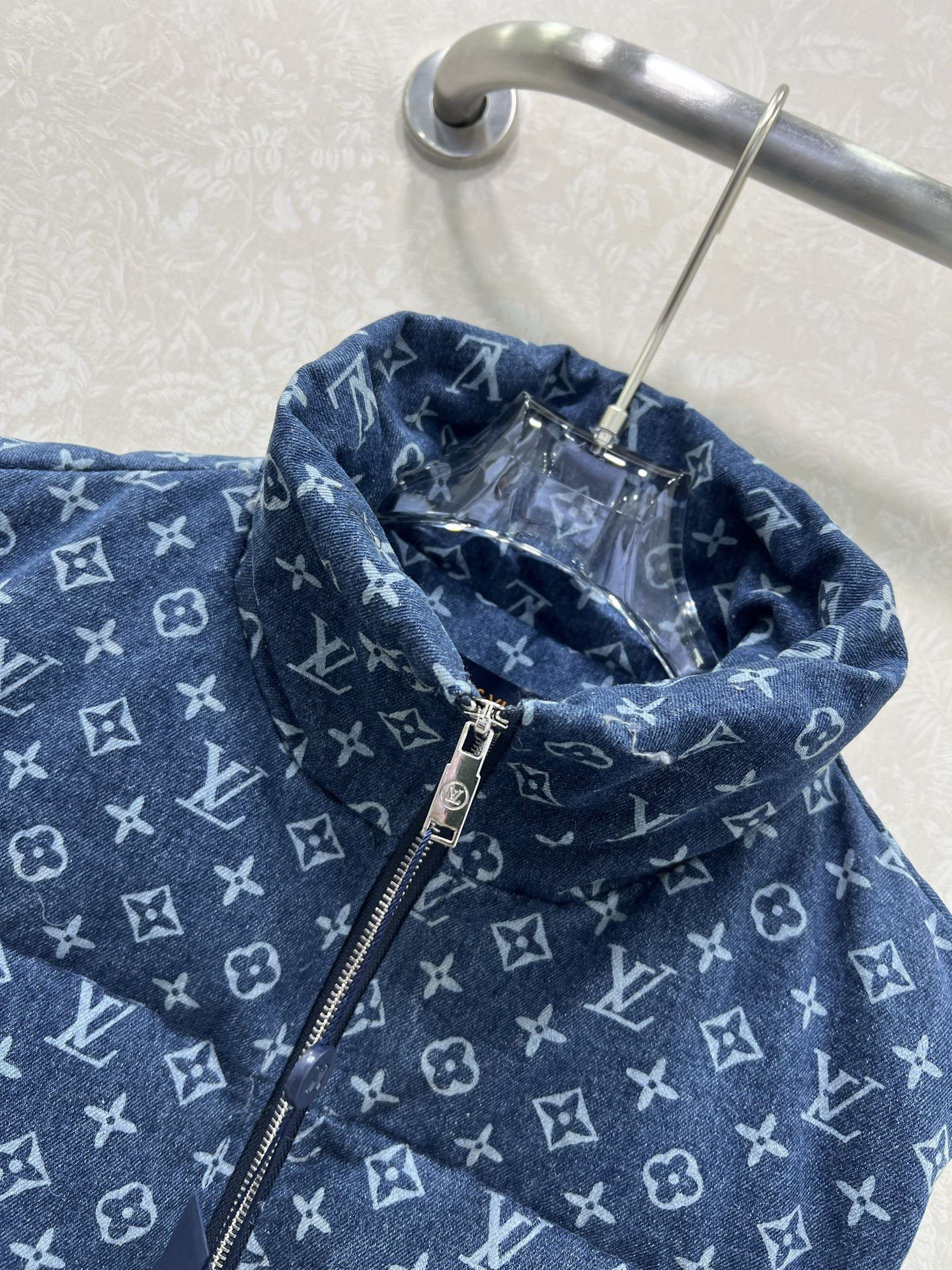 🔥🔥Louis vuitto*25新款牛仔丹宁羽绒马甲 90白鸭绒 立领定制五金扣头 通体牛仔深蓝搭配字