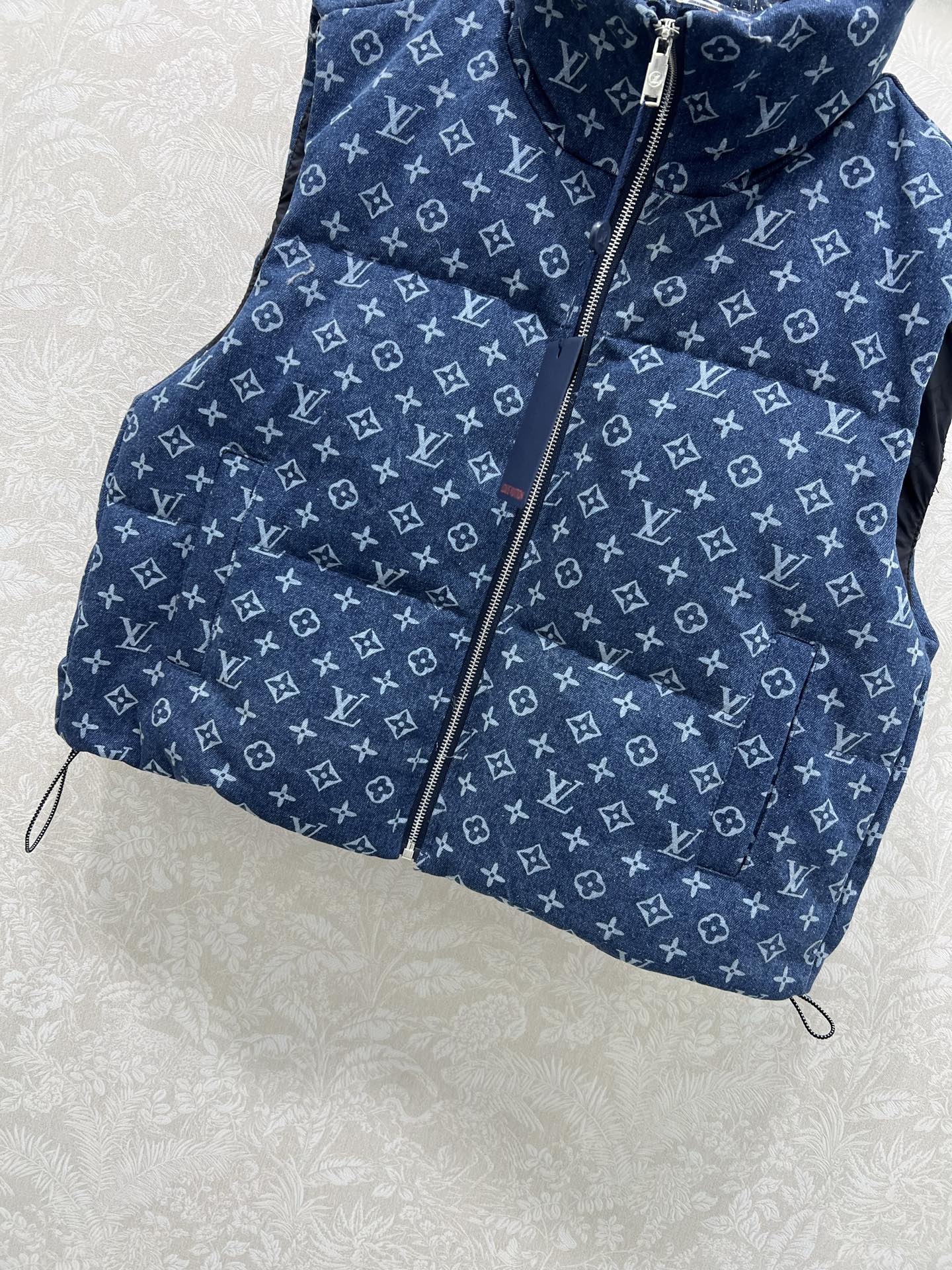 🔥🔥Louis vuitto*25新款牛仔丹宁羽绒马甲 90白鸭绒 立领定制五金扣头 通体牛仔深蓝搭配字