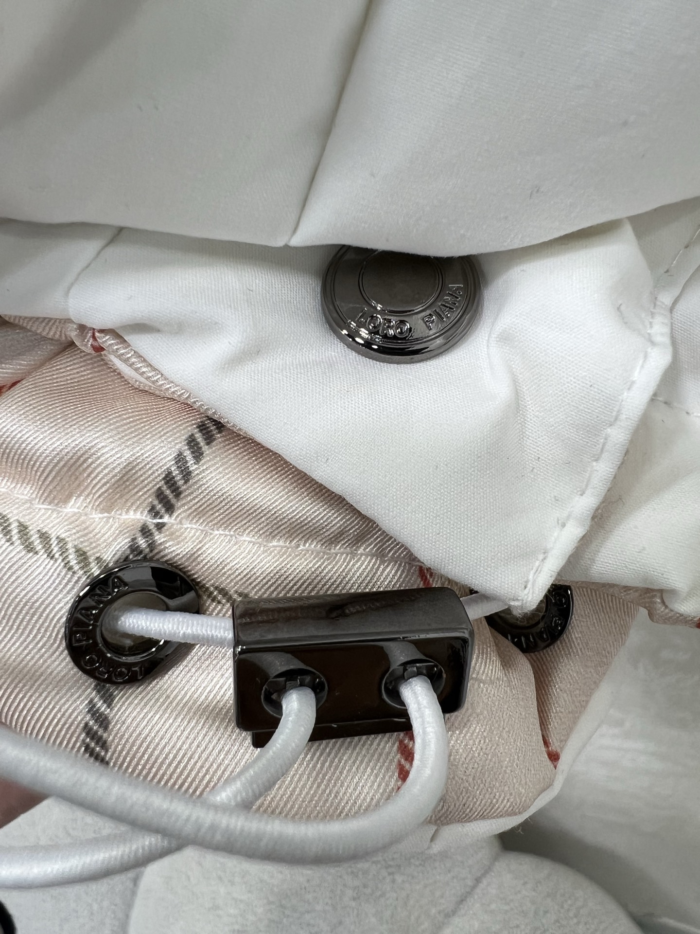 🔥🔥LoroPiann* lp 🌹 25新款高奢极简风穿搭立领羽绒服 90白鸭绒 定制五金 延续品牌一惯