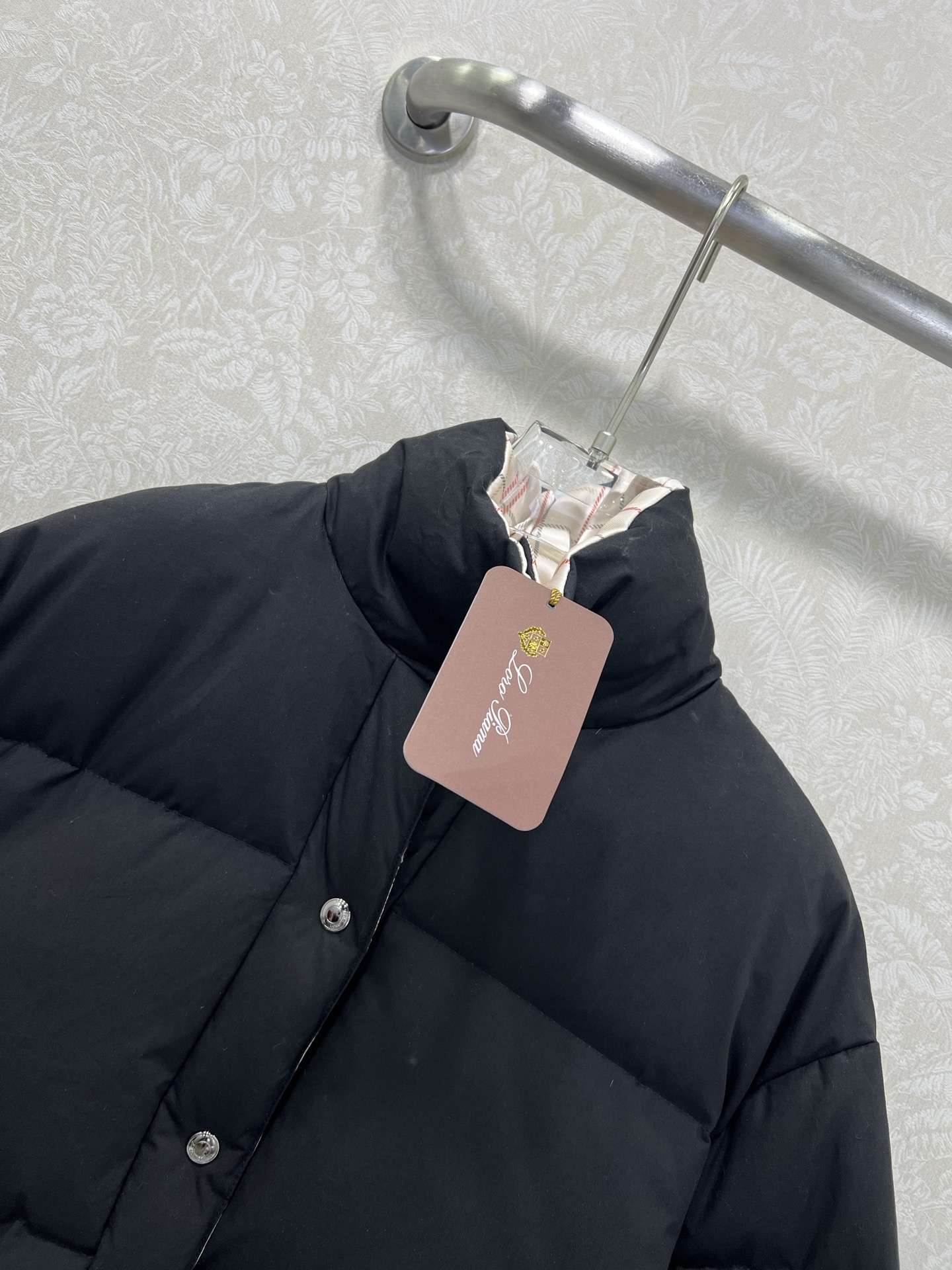 🔥🔥LoroPiann* lp 🌹 25新款高奢极简风穿搭立领羽绒服 90白鸭绒 定制五金 延续品牌一惯