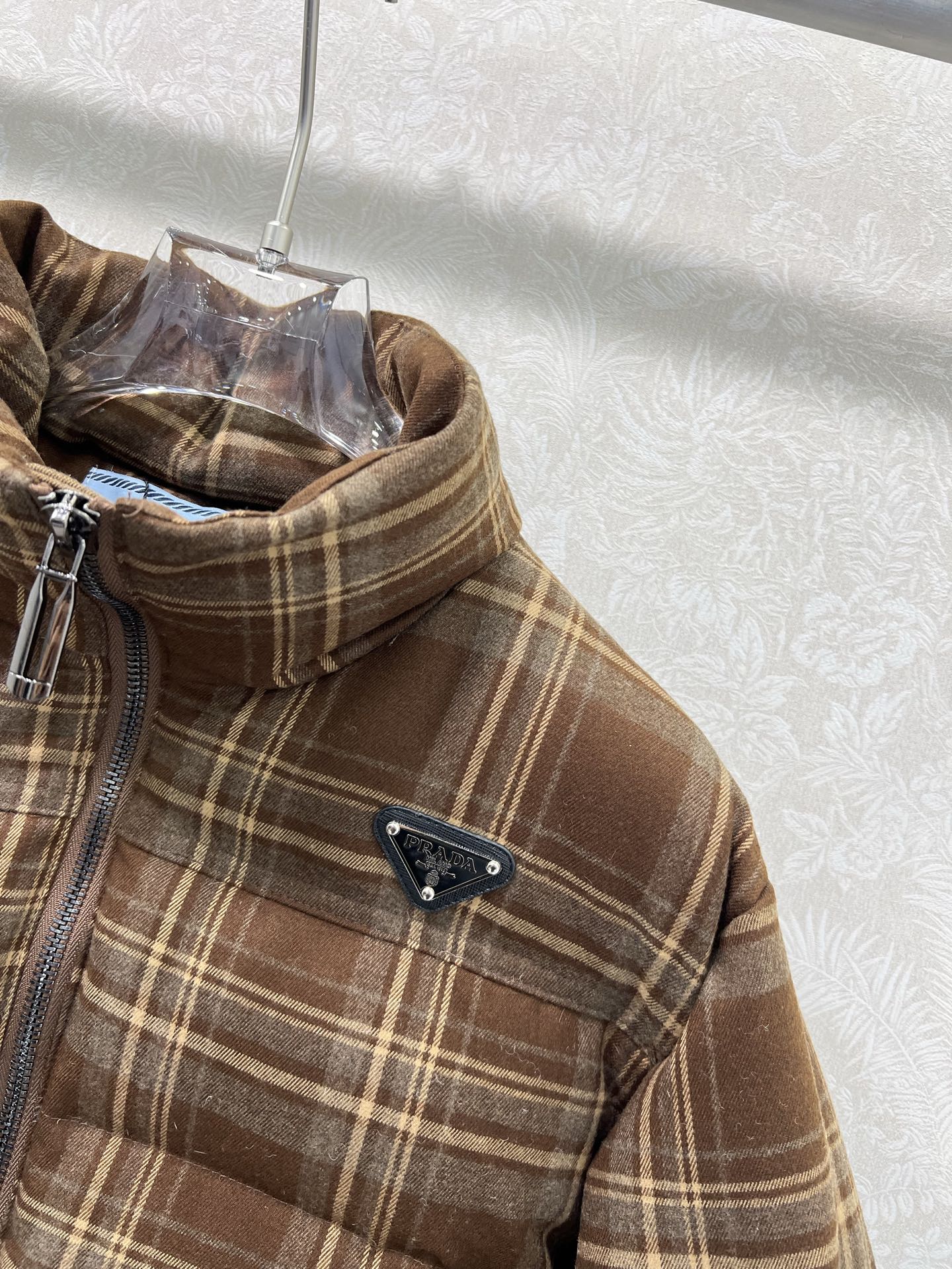 🔥🔥prad*25新款小立领格子羽绒外套 90白鸭绒 美拉德色系格子满印时髦好看 版型很赞 定制的纯棉磨