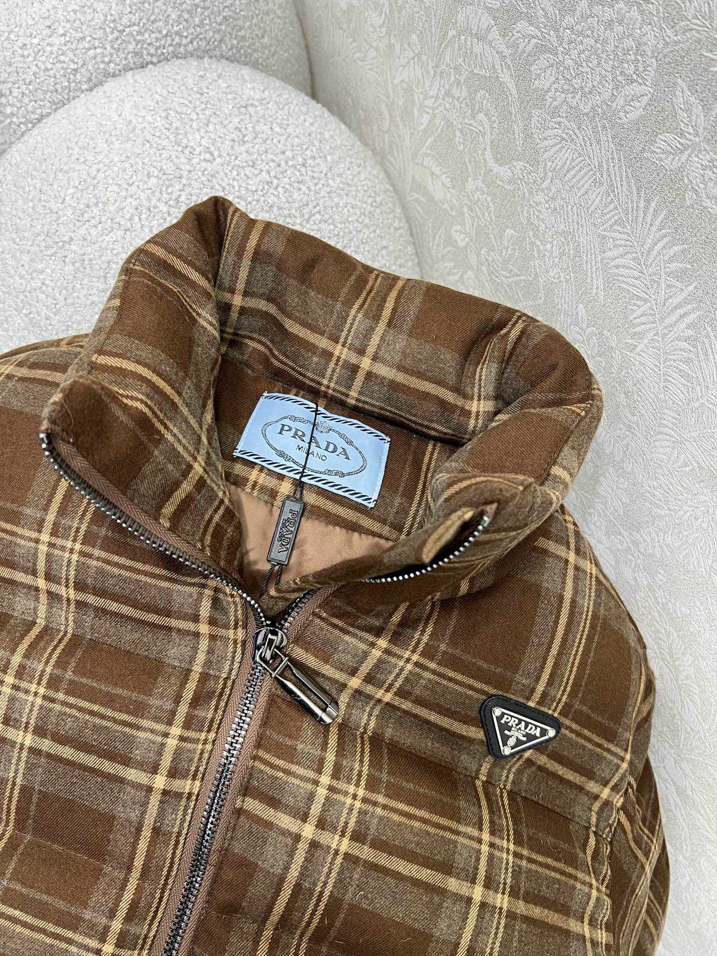 🔥🔥prad*25新款小立领格子羽绒外套 90白鸭绒 美拉德色系格子满印时髦好看 版型很赞 定制的纯棉磨