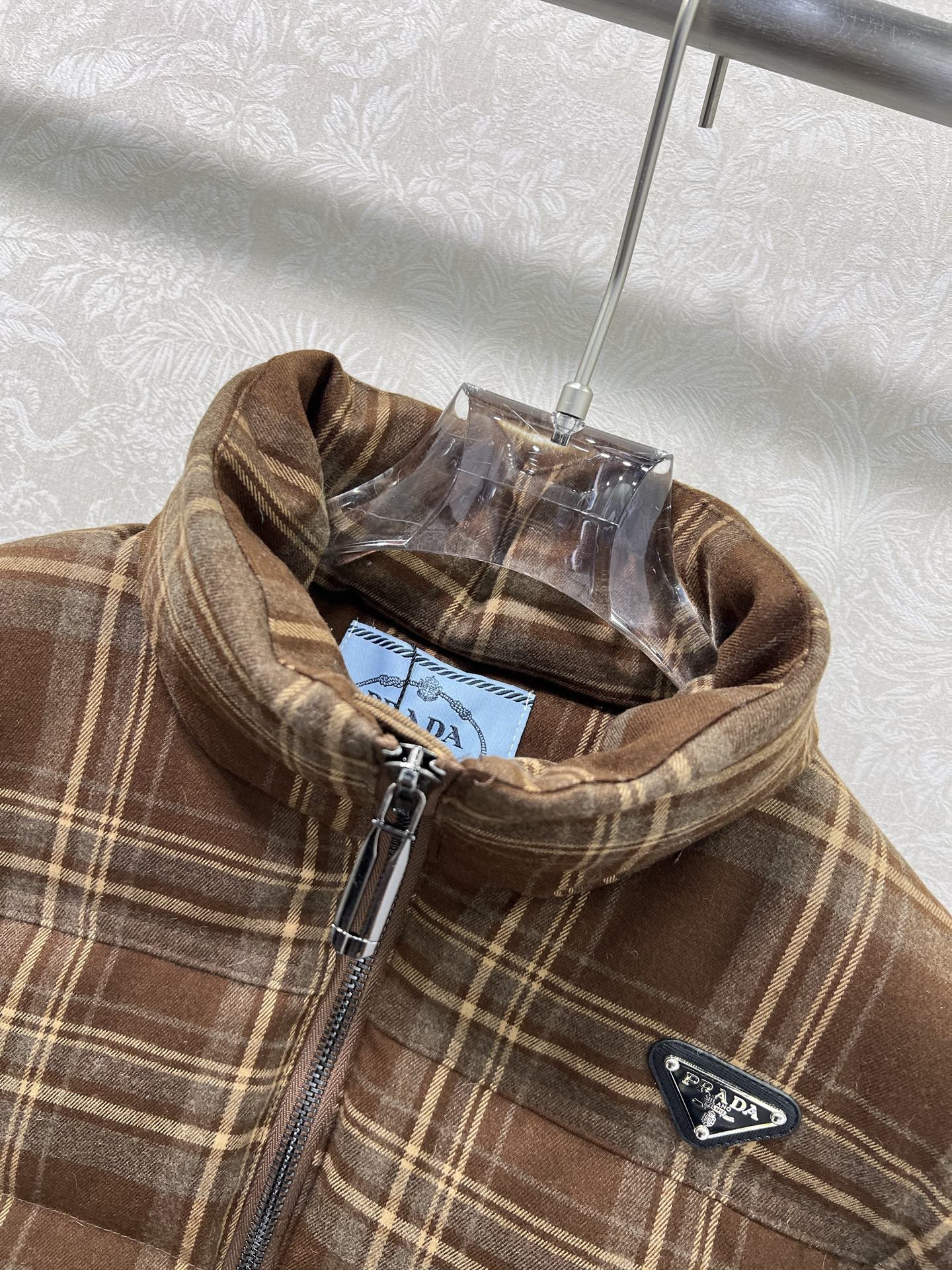 🔥🔥prad*25新款小立领格子羽绒外套 90白鸭绒 美拉德色系格子满印时髦好看 版型很赞 定制的纯棉磨