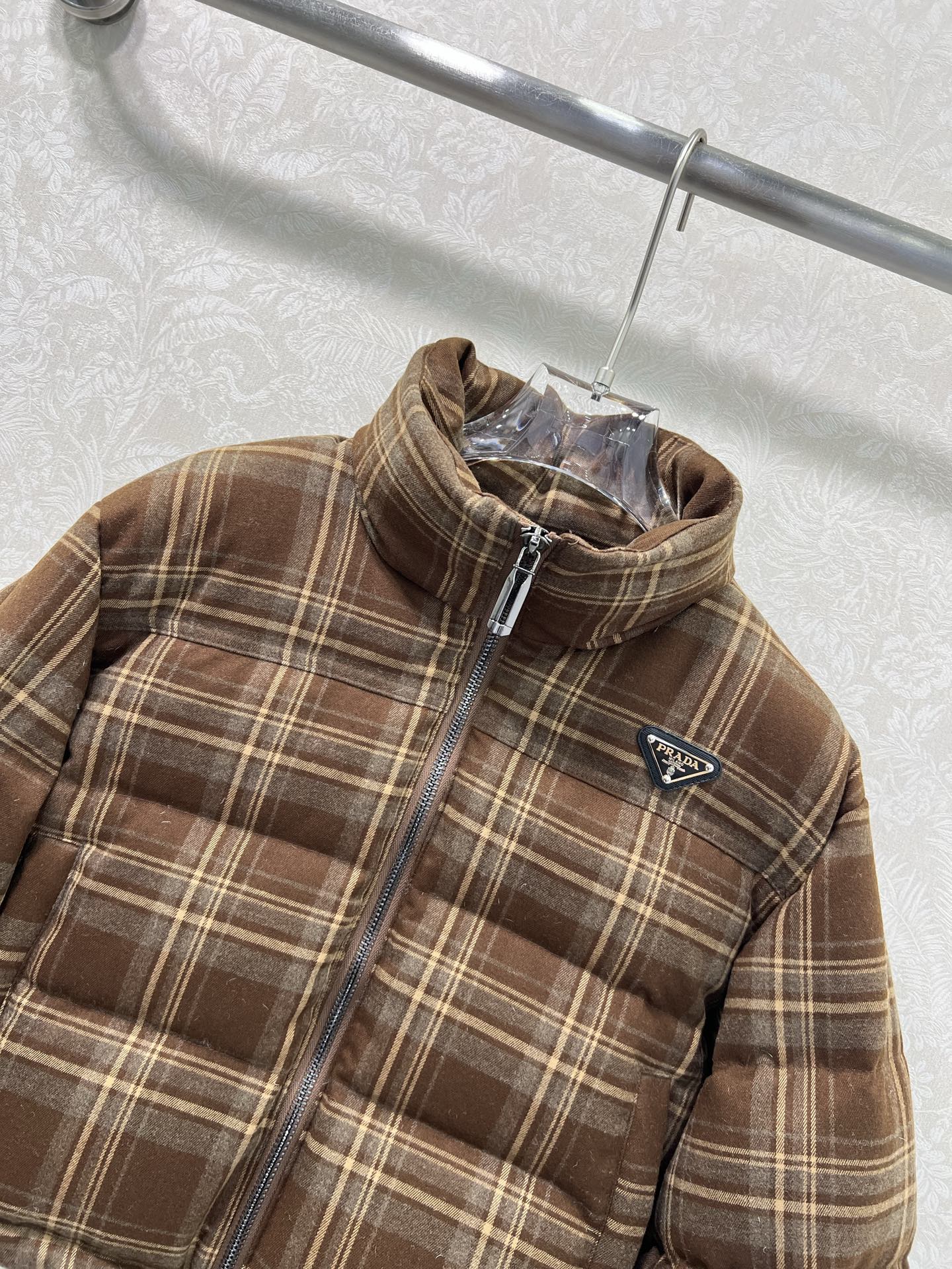 🔥🔥prad*25新款小立领格子羽绒外套 90白鸭绒 美拉德色系格子满印时髦好看 版型很赞 定制的纯棉磨