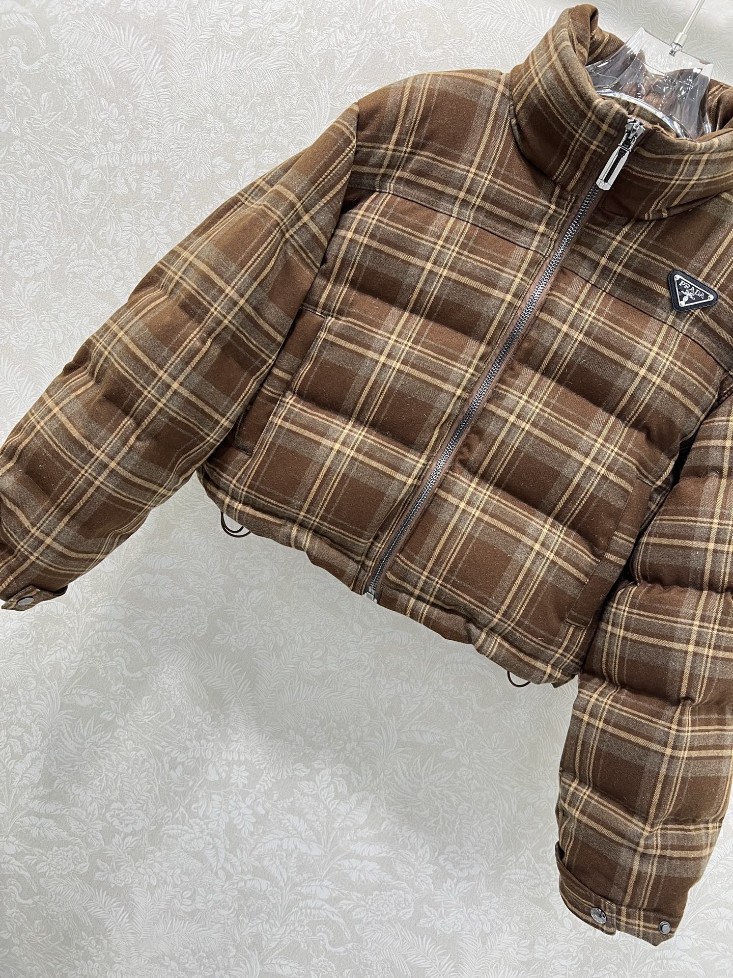 🔥🔥prad*25新款小立领格子羽绒外套 90白鸭绒 美拉德色系格子满印时髦好看 版型很赞 定制的纯棉磨