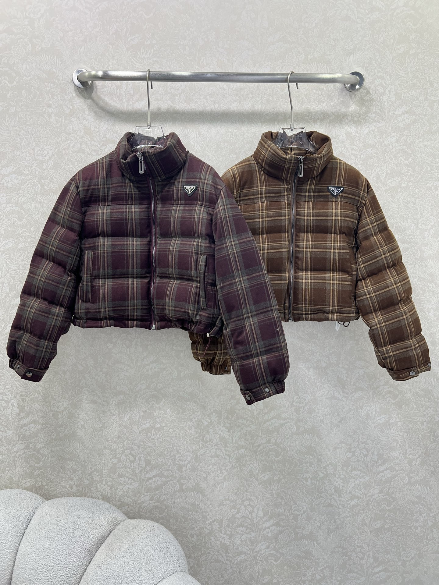 🔥🔥prad*25新款小立领格子羽绒外套 90白鸭绒 美拉德色系格子满印时髦好看 版型很赞 定制的纯棉磨