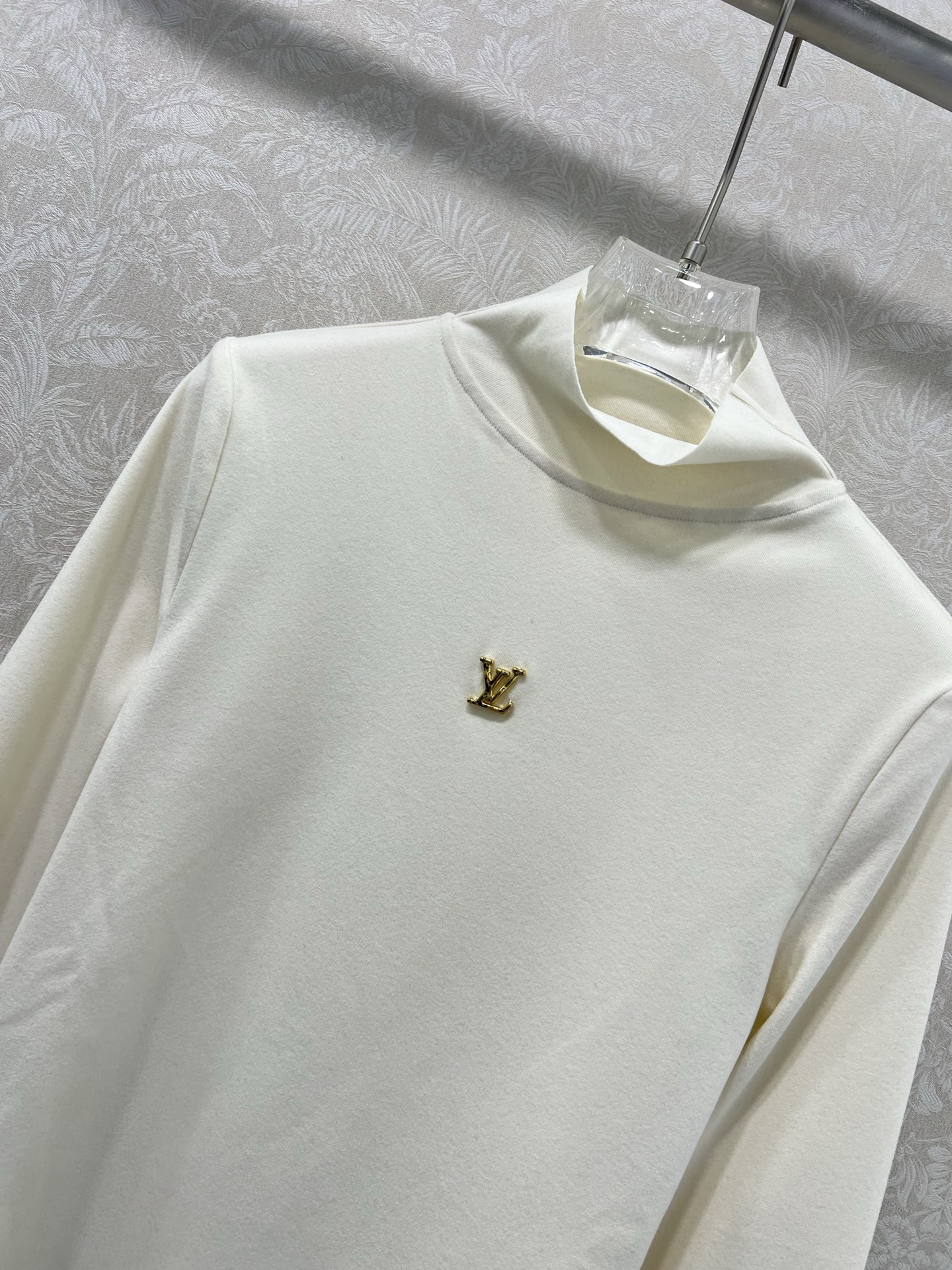 🔥🔥Louis VUITT*N25新款法兰绒自加热打底 小立领打底上衣 胸前logo小金属装饰 面料柔软