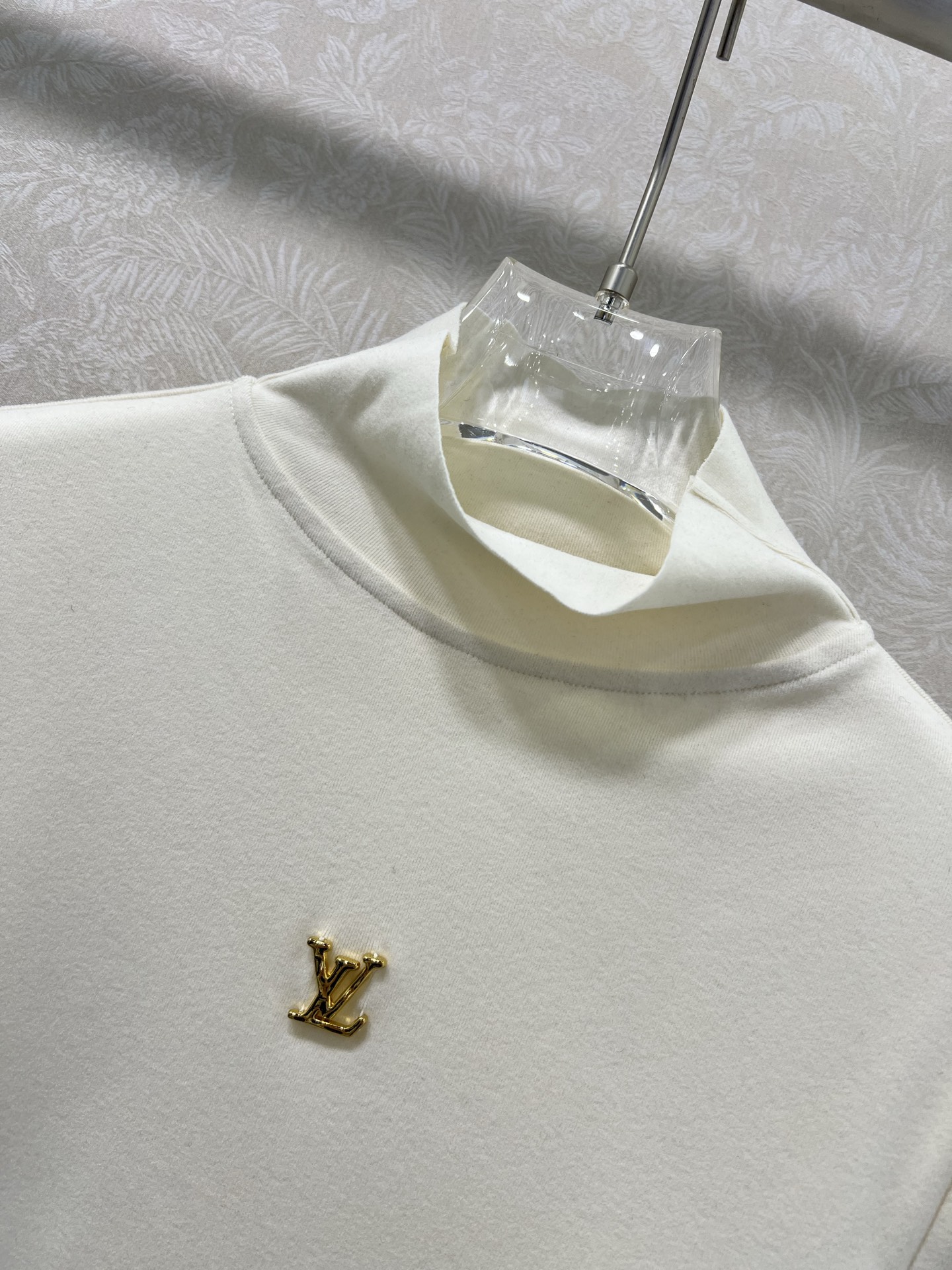 🔥🔥Louis VUITT*N25新款法兰绒自加热打底 小立领打底上衣 胸前logo小金属装饰 面料柔软