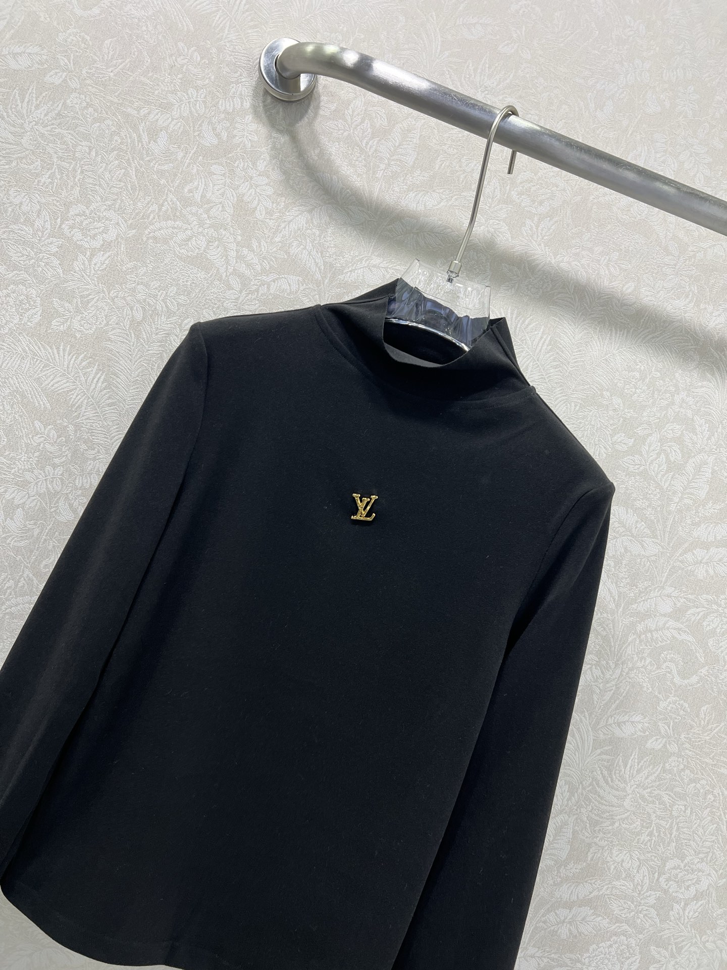 🔥🔥Louis VUITT*N25新款法兰绒自加热打底 小立领打底上衣 胸前logo小金属装饰 面料柔软