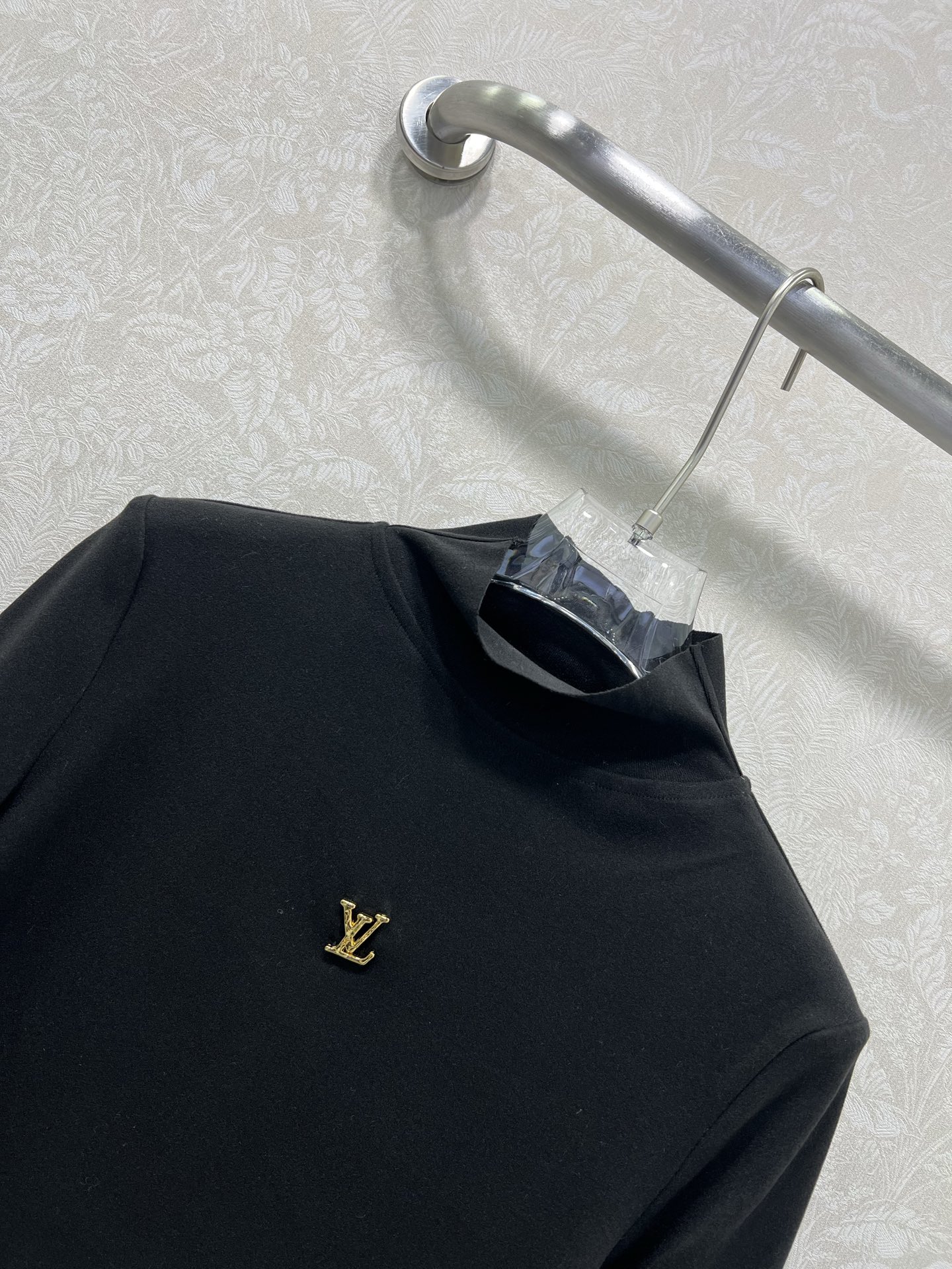 🔥🔥Louis VUITT*N25新款法兰绒自加热打底 小立领打底上衣 胸前logo小金属装饰 面料柔软