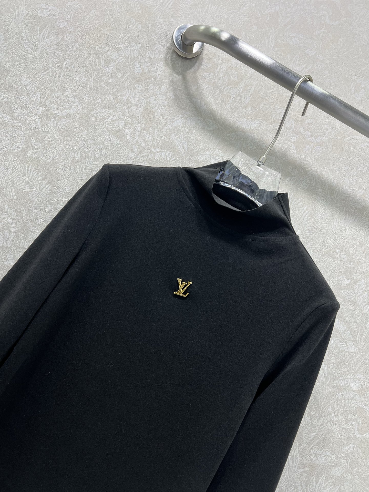 🔥🔥Louis VUITT*N25新款法兰绒自加热打底 小立领打底上衣 胸前logo小金属装饰 面料柔软