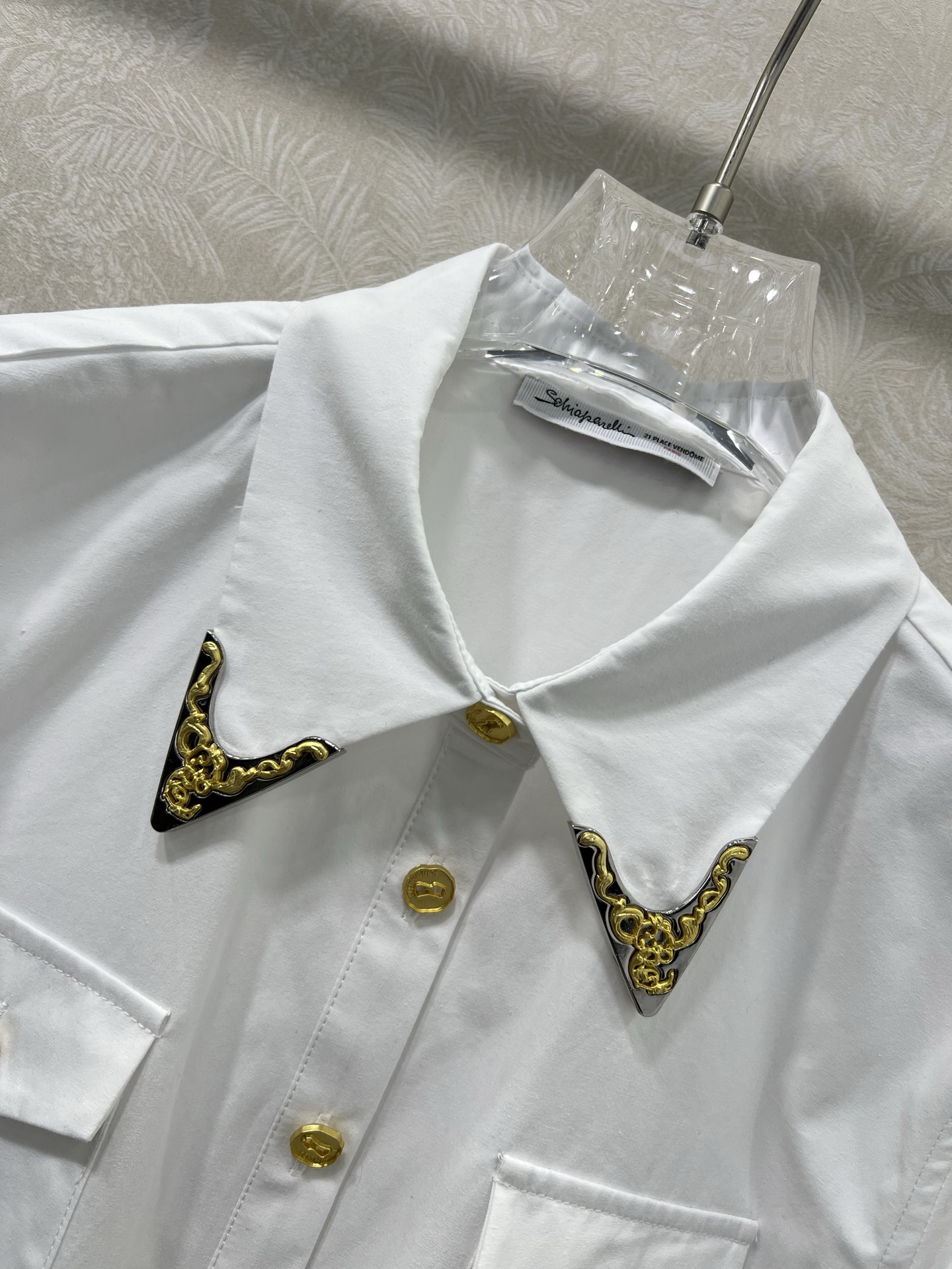 🔥🔥Schiaparelli夏帕瑞丽 25新款翻领单排扣长袖衬衣 整件定制品牌特色五金装饰 全棉材质 质