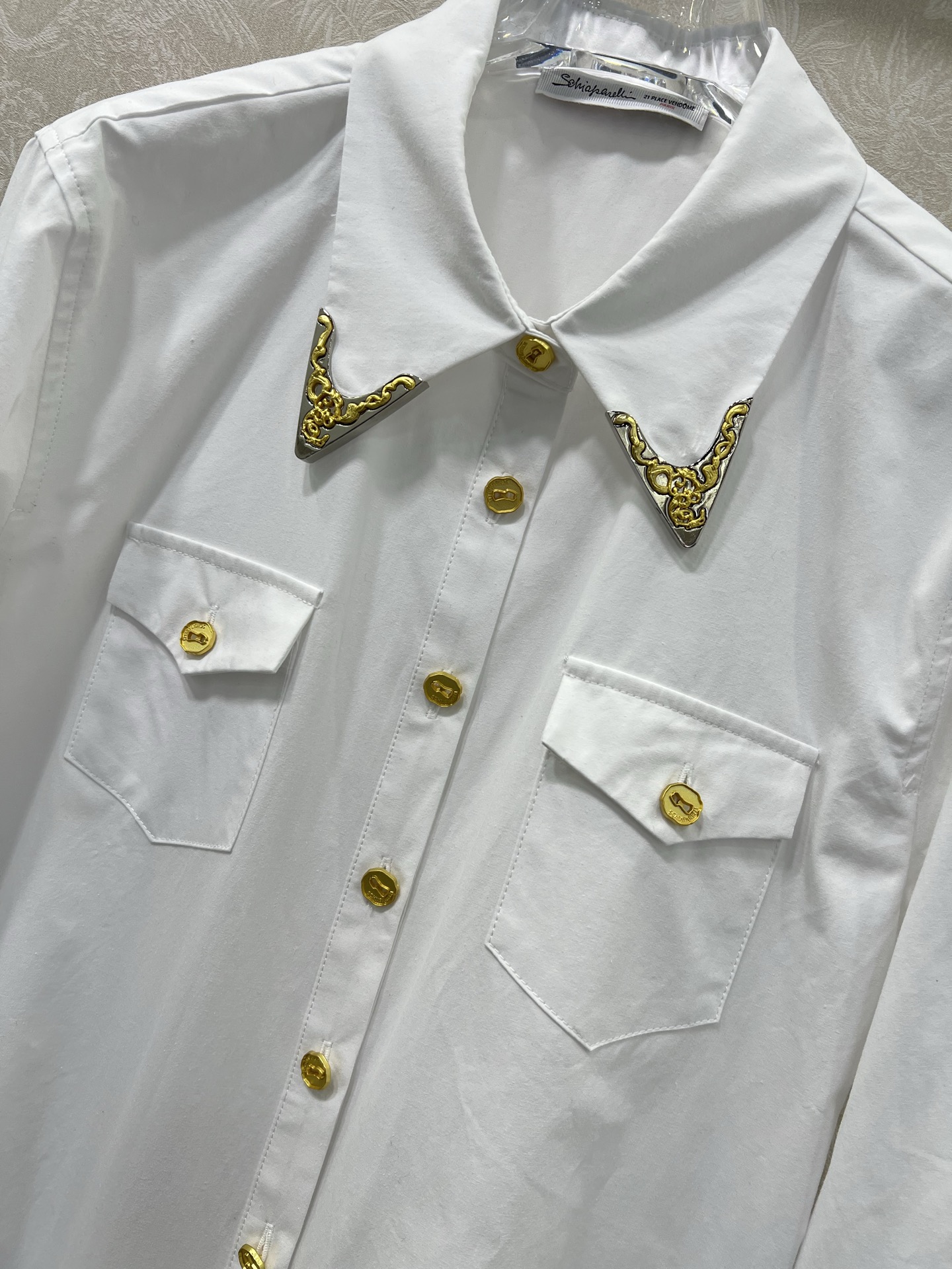 🔥🔥Schiaparelli夏帕瑞丽 25新款翻领单排扣长袖衬衣 整件定制品牌特色五金装饰 全棉材质 质