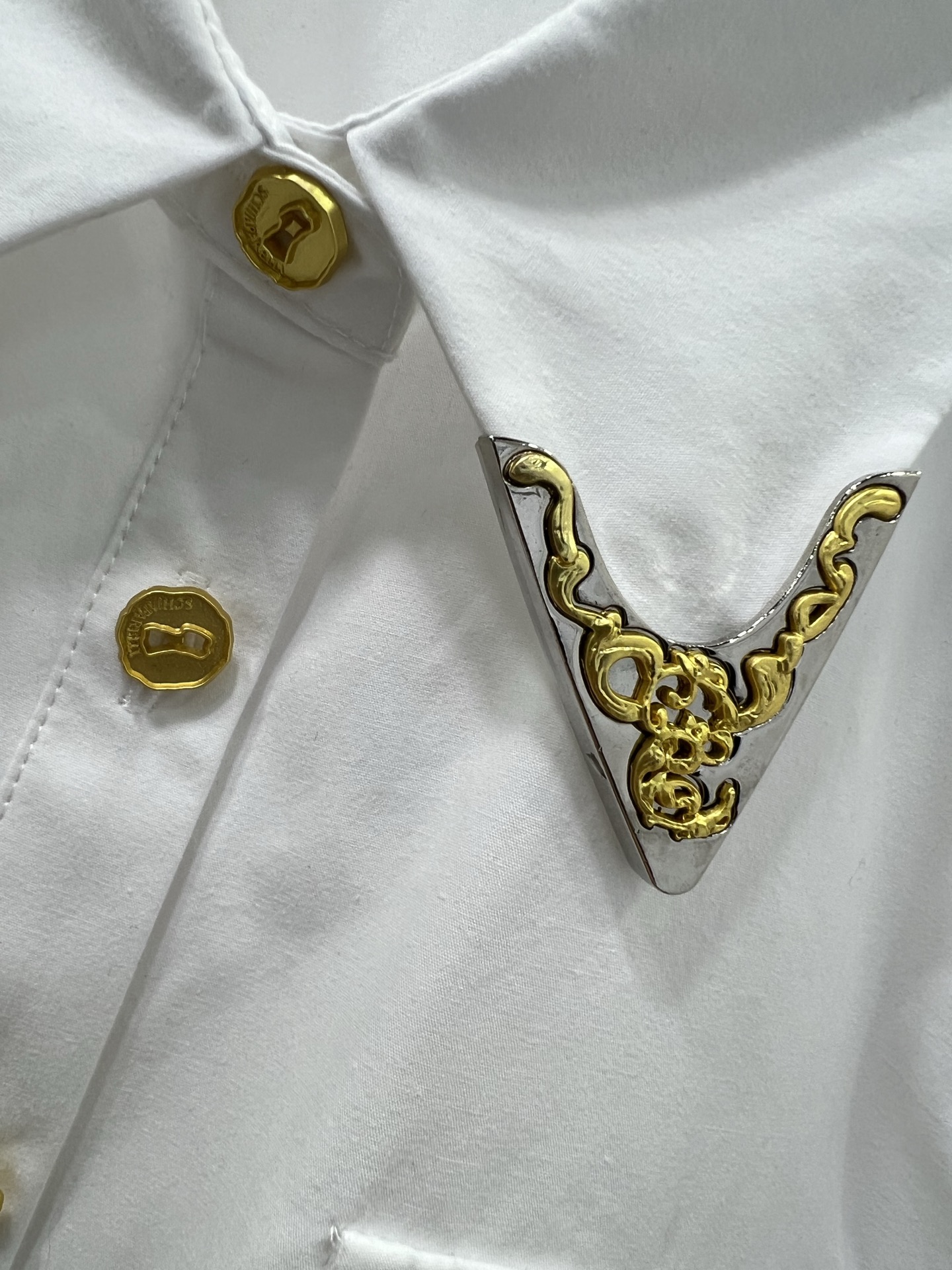 🔥🔥Schiaparelli夏帕瑞丽 25新款翻领单排扣长袖衬衣 整件定制品牌特色五金装饰 全棉材质 质