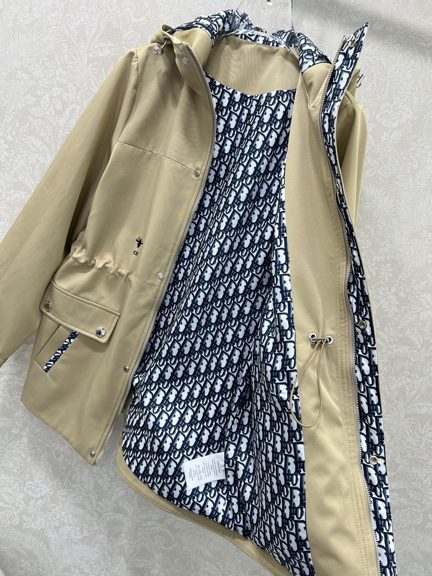 🔥🔥Dio*25新款连帽腰抽绳风衣外套 定制YB进口材质 挺括有型 饰以拉链按扣调节装饰 便捷穿脱 连帽