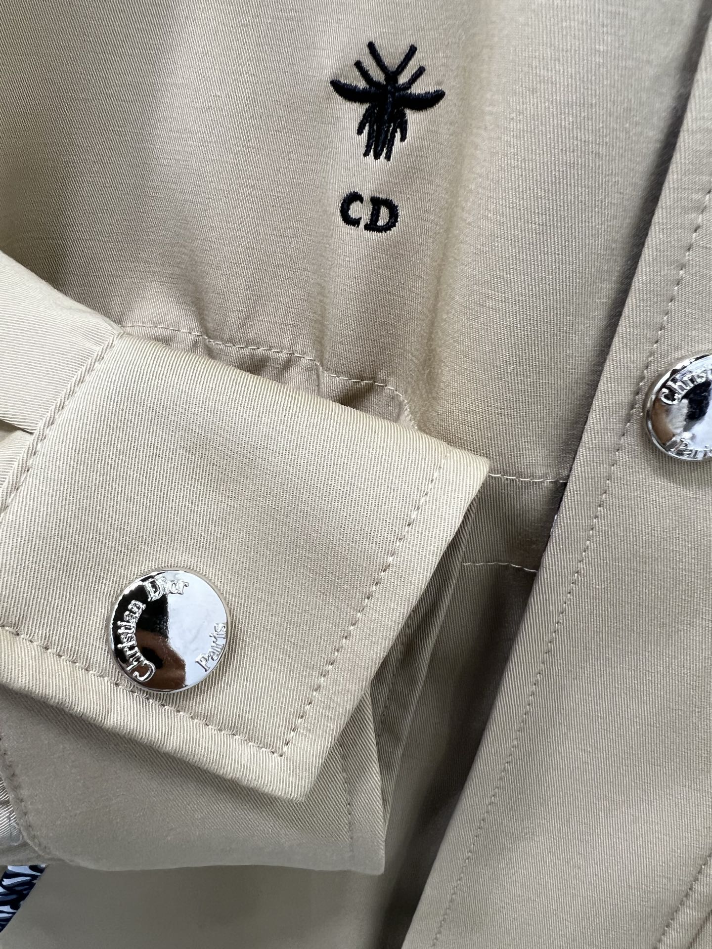 🔥🔥Dio*25新款连帽腰抽绳风衣外套 定制YB进口材质 挺括有型 饰以拉链按扣调节装饰 便捷穿脱 连帽