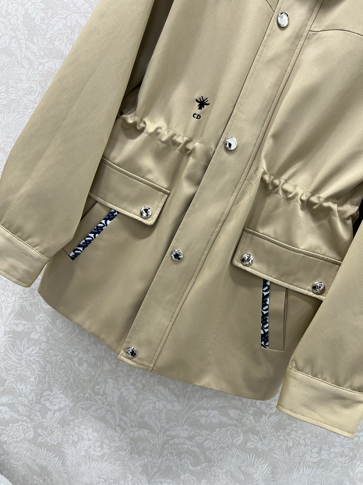 🔥🔥Dio*25新款连帽腰抽绳风衣外套 定制YB进口材质 挺括有型 饰以拉链按扣调节装饰 便捷穿脱 连帽