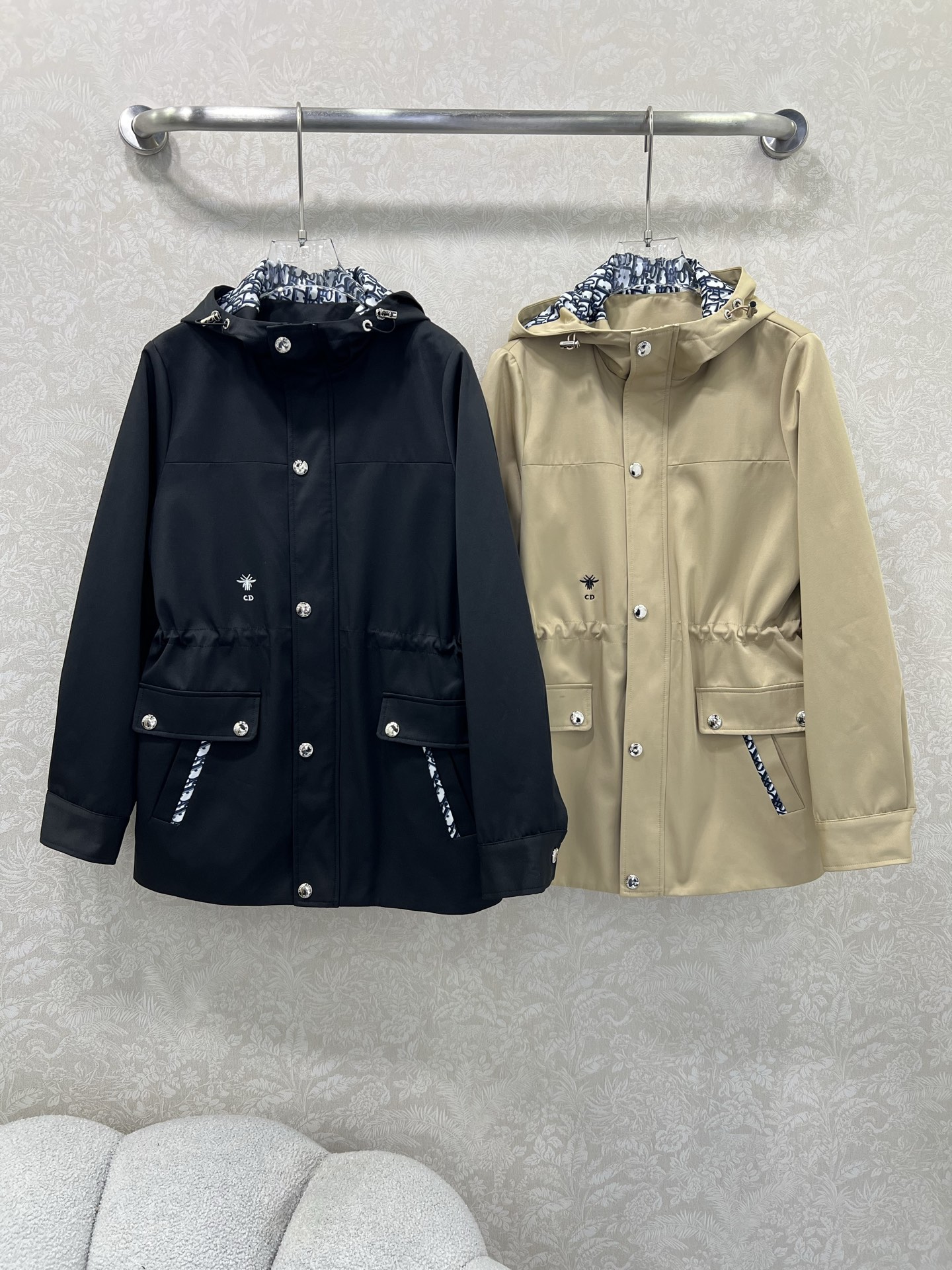 🔥🔥Dio*25新款连帽腰抽绳风衣外套 定制YB进口材质 挺括有型 饰以拉链按扣调节装饰 便捷穿脱 连帽